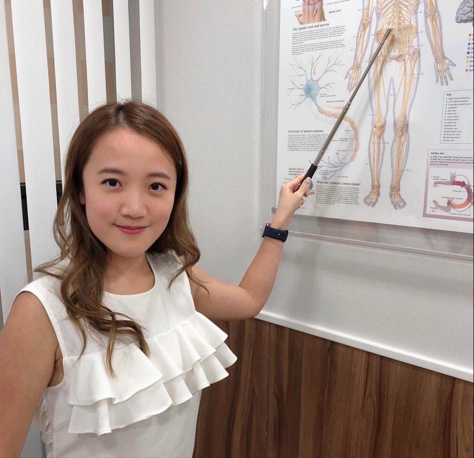 Athalie指,因戴錯胸圍而出現肩頸痛的問題相當普遍,加上港人生活忙碌,運動量不足令背肌變弱,更容易出現「上交叉綜合症」。(受訪者授權提供) Athalie指,因戴錯胸圍而出現肩頸痛的問題相當普遍,加上港人生活忙碌,運動量不足令背肌變弱,更容易出現「上交叉綜合症」。(受訪者授權提供)