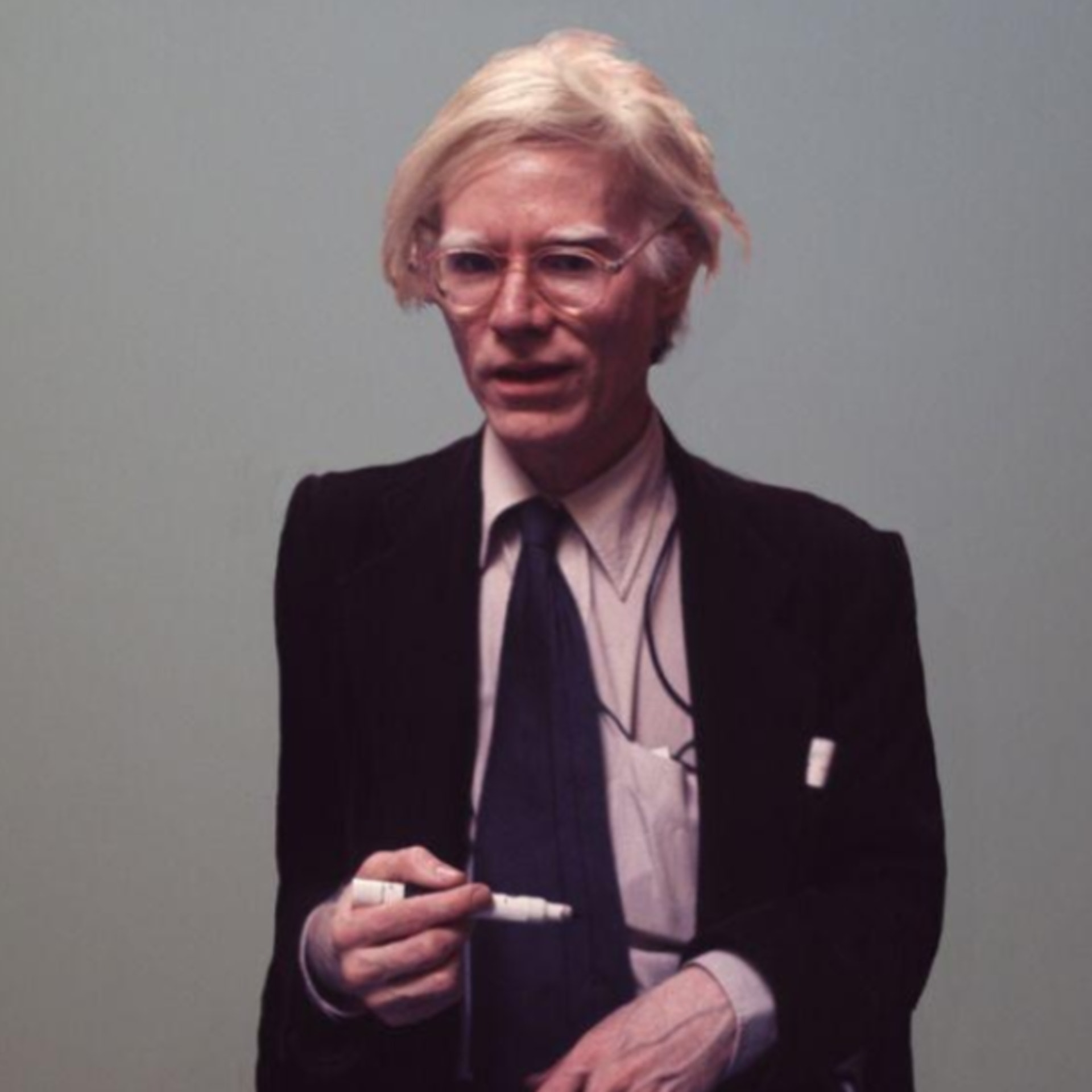 Andy Warhol時尚Icon眼鏡造型顛覆性白髮透明look