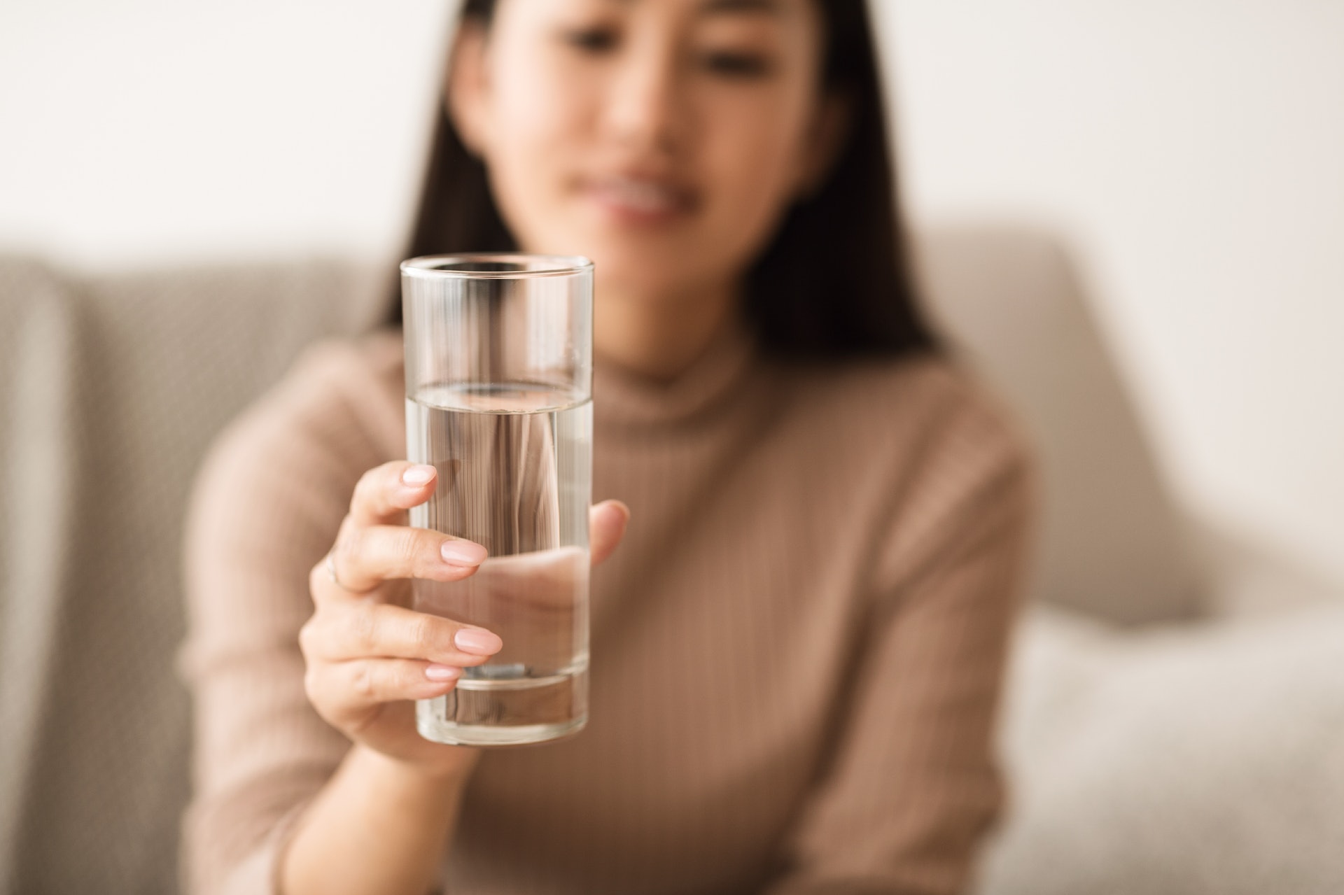 定時定量飲水可養成良好排尿習慣，避免尿頻尿急。（Getty Images）