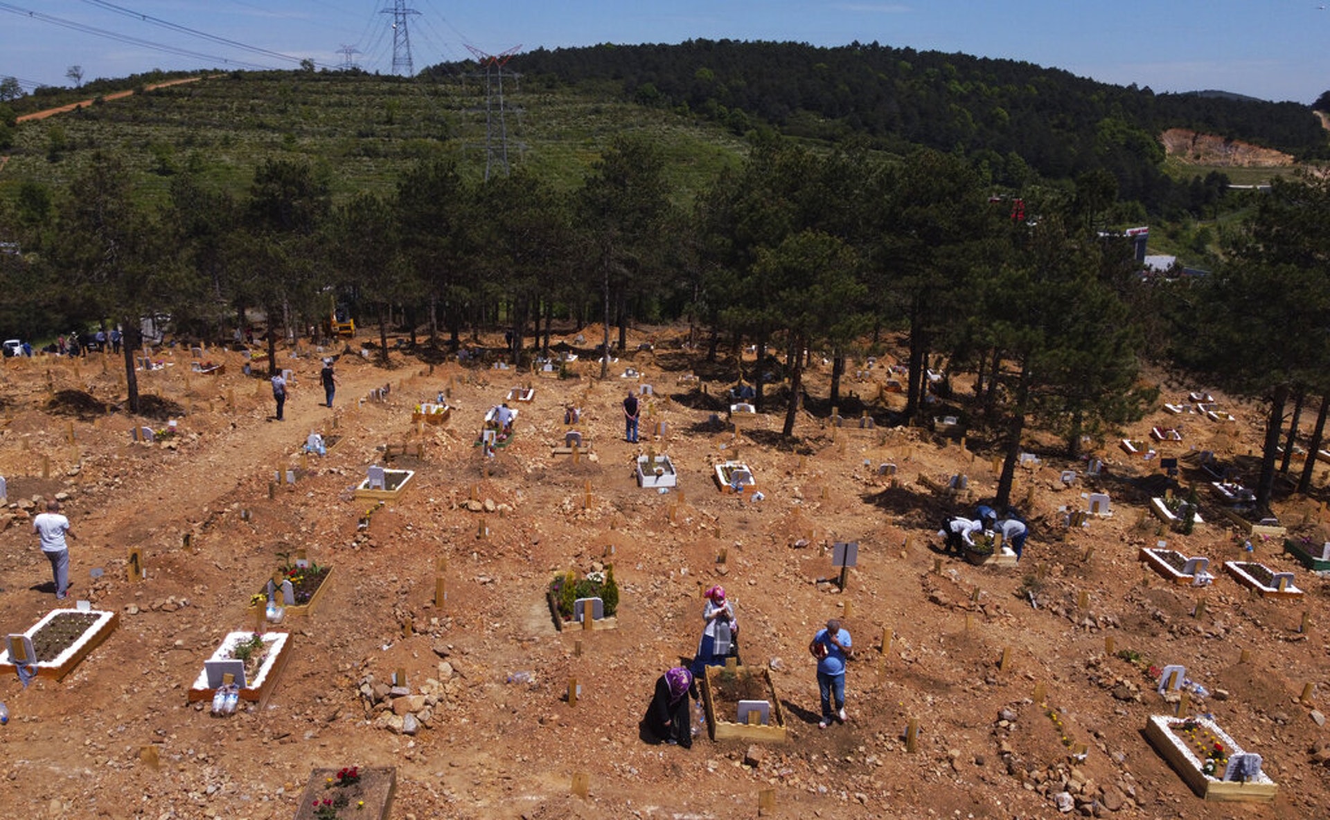 巴西新冠肺炎疫情：圖為5月11日，過去30天死於疫情的人，葬在巴西馬瑙斯一個墓地的新墳。（AP）