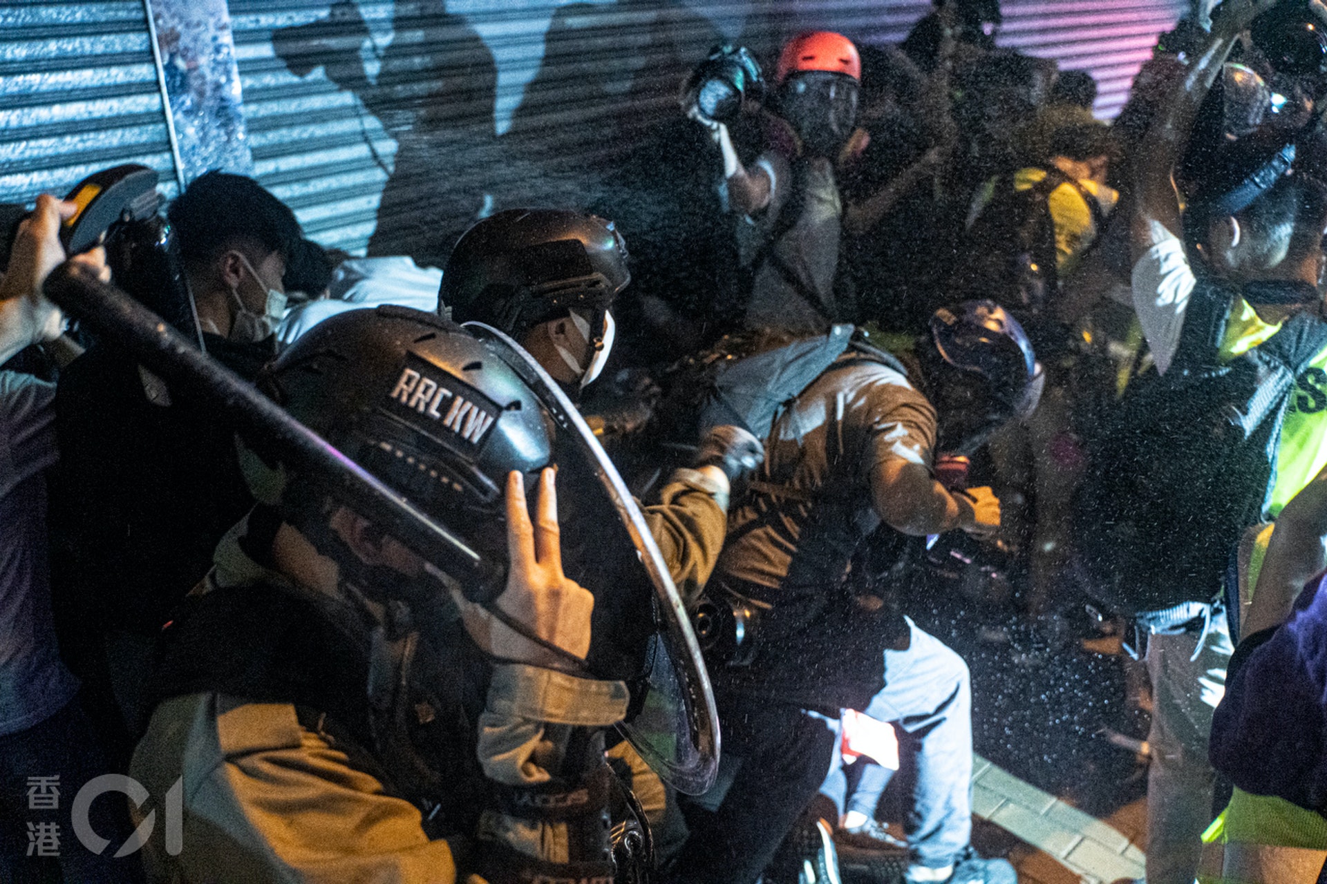 5月10日,警方在旺角包圍現場的示威者、市民及記者,期間不斷朝人群噴射胡椒噴霧,並一度揮動警棍及用盾牌推前。(鄭子峰攝) 5月10日,警方在旺角包圍現場的示威者、市民及記者,期間不斷朝人群噴射胡椒噴霧,並一度揮動警棍及用盾牌推前。(鄭子峰攝)