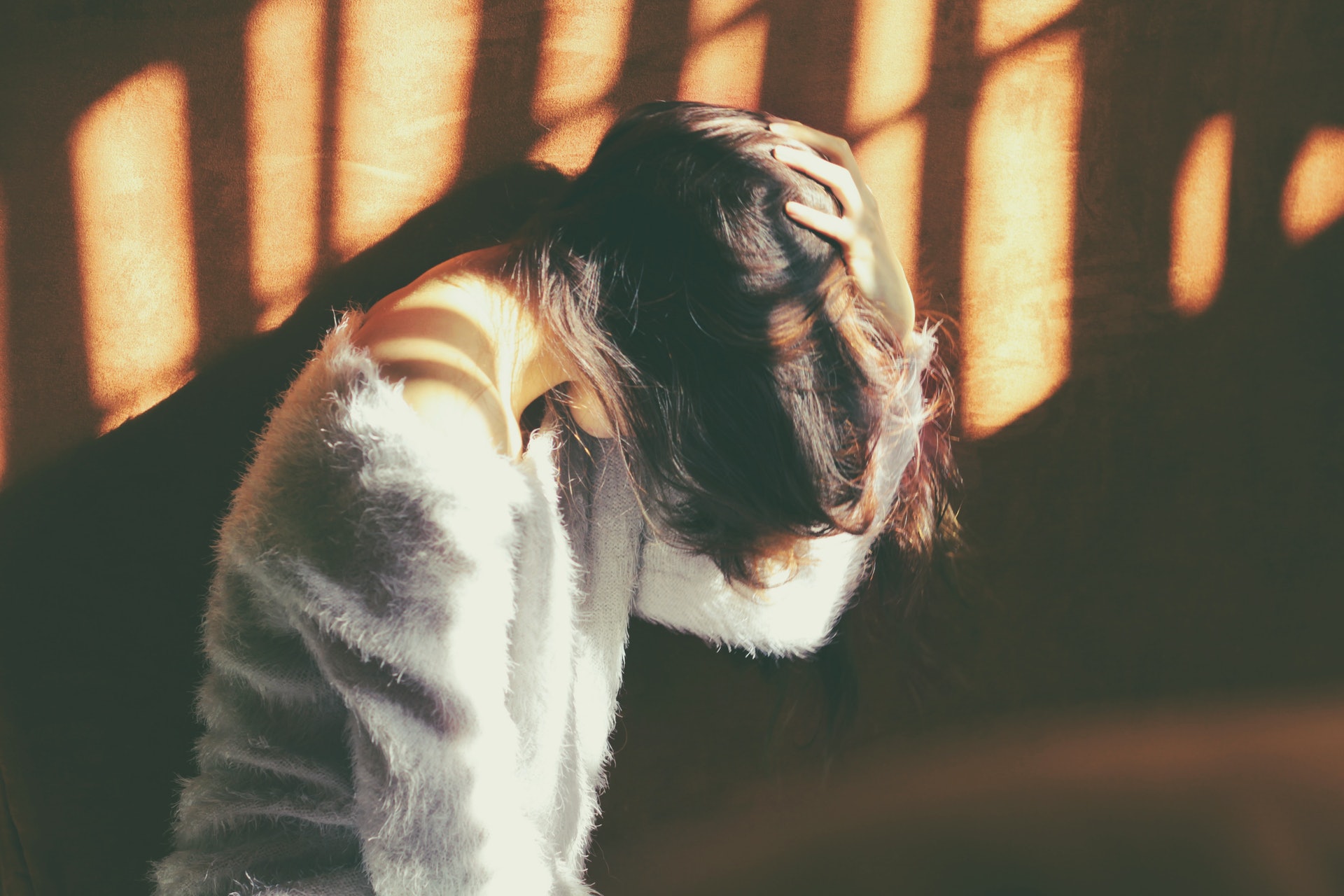頭暈按穴,有助紓緩不適。(carolinahdzz/unsplash) 頭暈按穴,有助紓緩不適。(carolinahdzz/unsplash)