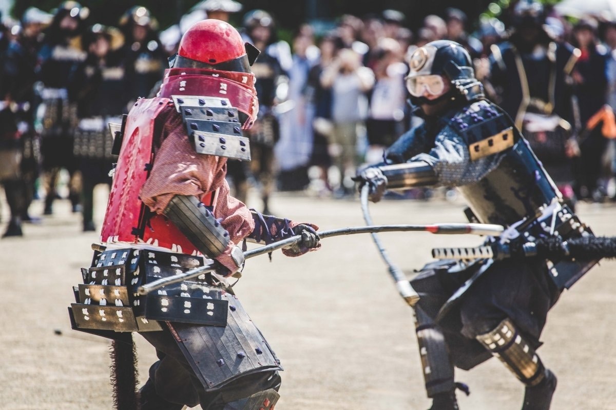 武士對決 美軍士兵自製紙皮盔甲對打部件齊全重現日本武士甲冑 香港01 武備志 武士對決 美軍士兵自製紙皮盔甲對打部件齊全重現日本武士甲冑 香港01 武備志
