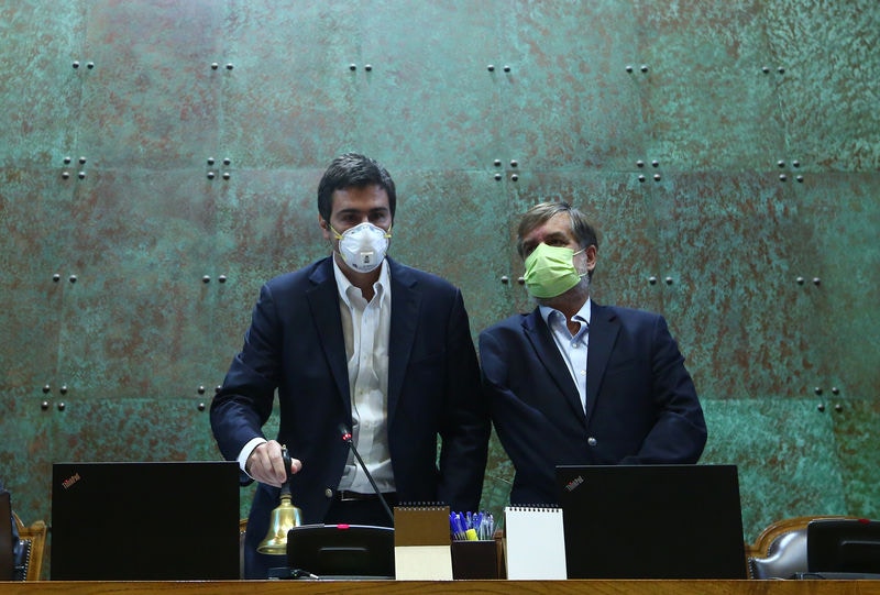 4月7日，智利眾議院主席和副主席佩戴口罩。像智利這樣相對富裕的國家，也一直在努力麵對疫情。(智利國會圖書館)