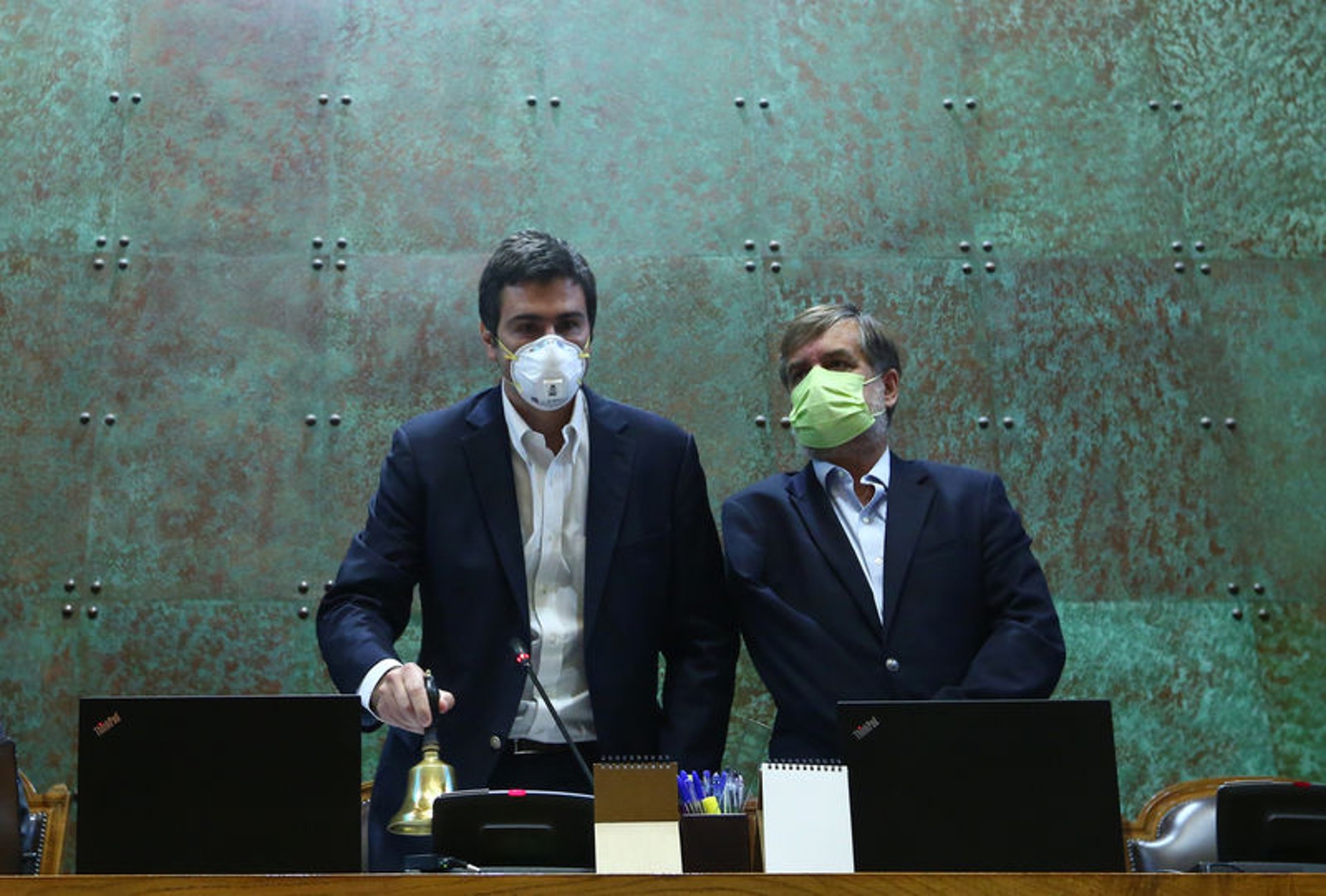 4月7日，智利眾議院主席和副主席佩戴口罩。像智利這樣相對富裕的國家，也一直在努力面對疫情。(智利國會圖書館)