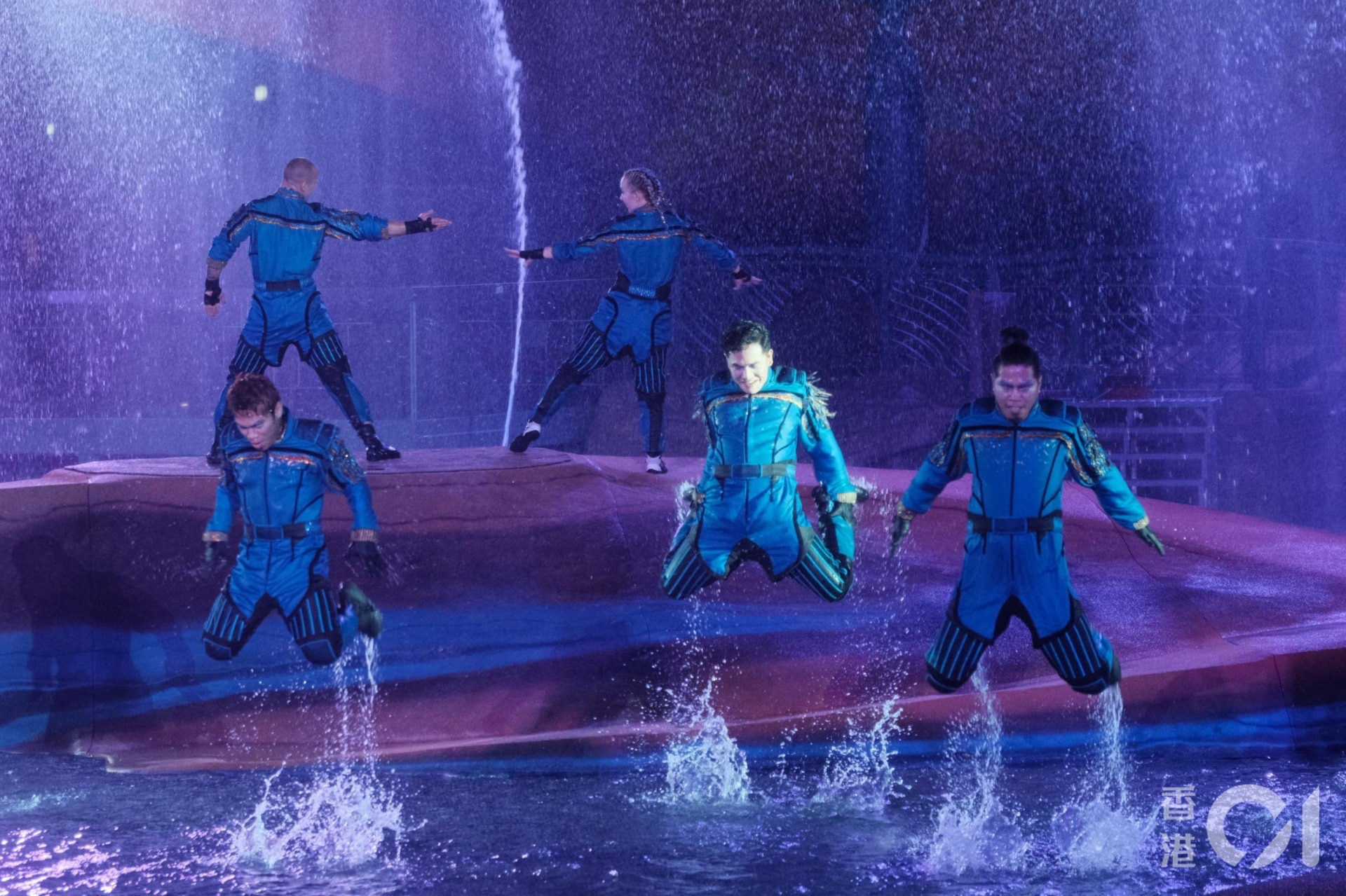 海洋公園今年初推出大型夜間表演「光影盛夜」,當中包括結合舞蹈及雜耍的多媒體匯演,項目耗資逾億元。(資料圖片/羅君豪攝) 海洋公園今年初推出大型夜間表演「光影盛夜」,當中包括結合舞蹈及雜耍的多媒體匯演,項目耗資逾億元。(資料圖片/羅君豪攝)