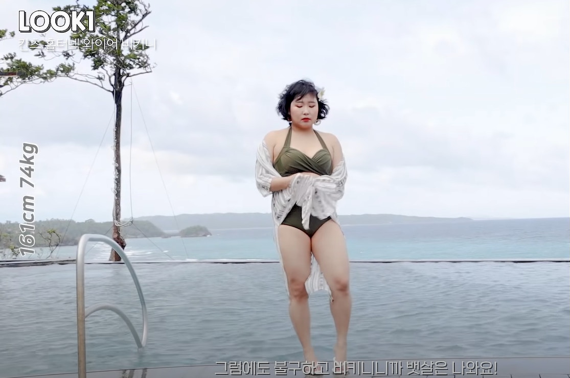 Yunjeong分享她選泳衣的技巧,她也會外加一件薄薄的罩衫擋擋。(엘피디LPD@Youtube)