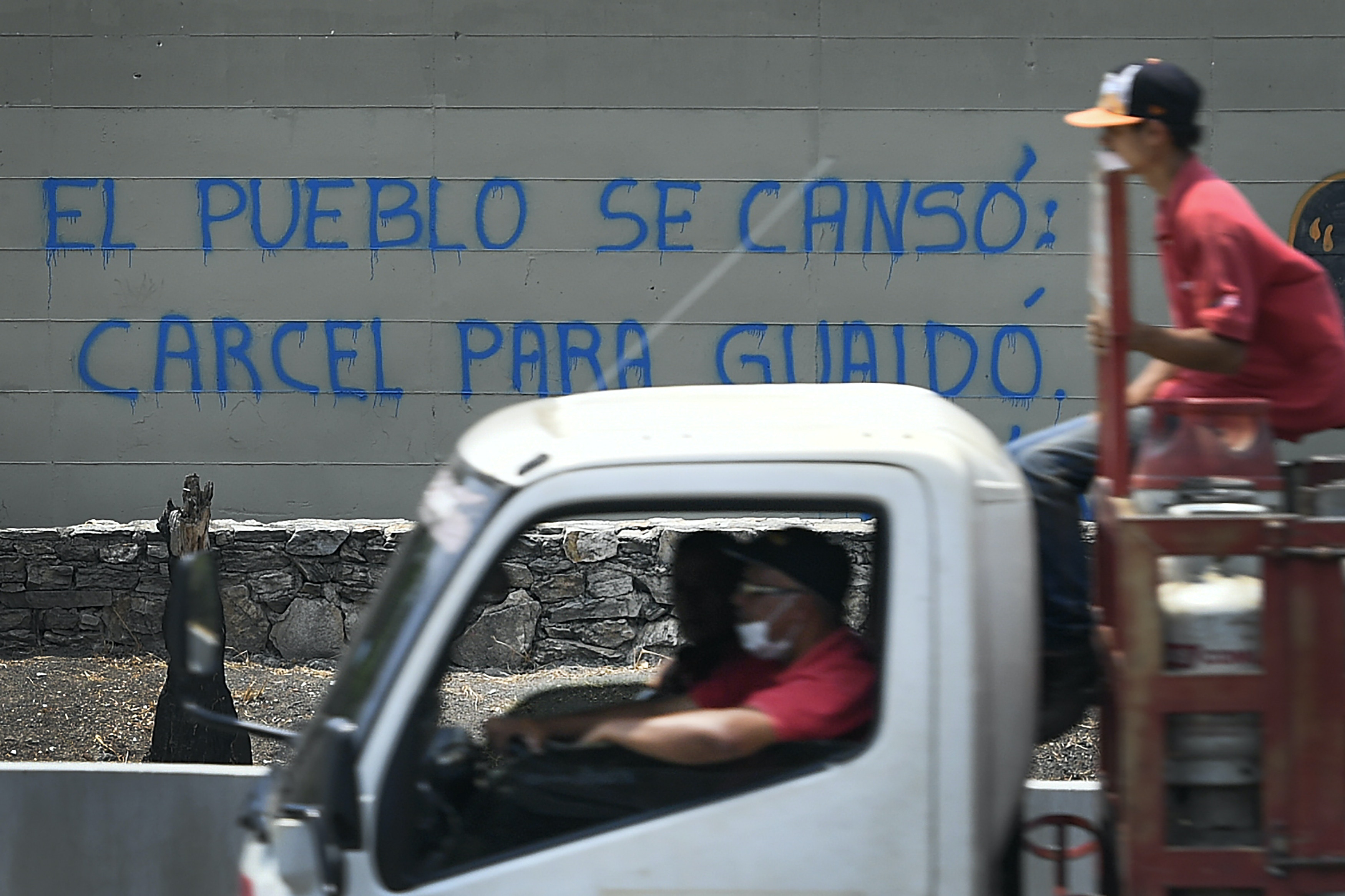 4月30日，委內瑞拉加拉加斯，高速公路上的牆壁上噴繪著「人民累了，把瓜伊多關進監獄」的字樣。4月30日是瓜伊多試圖發動軍事起義推翻馬杜羅的周年紀念日。(美聯社)