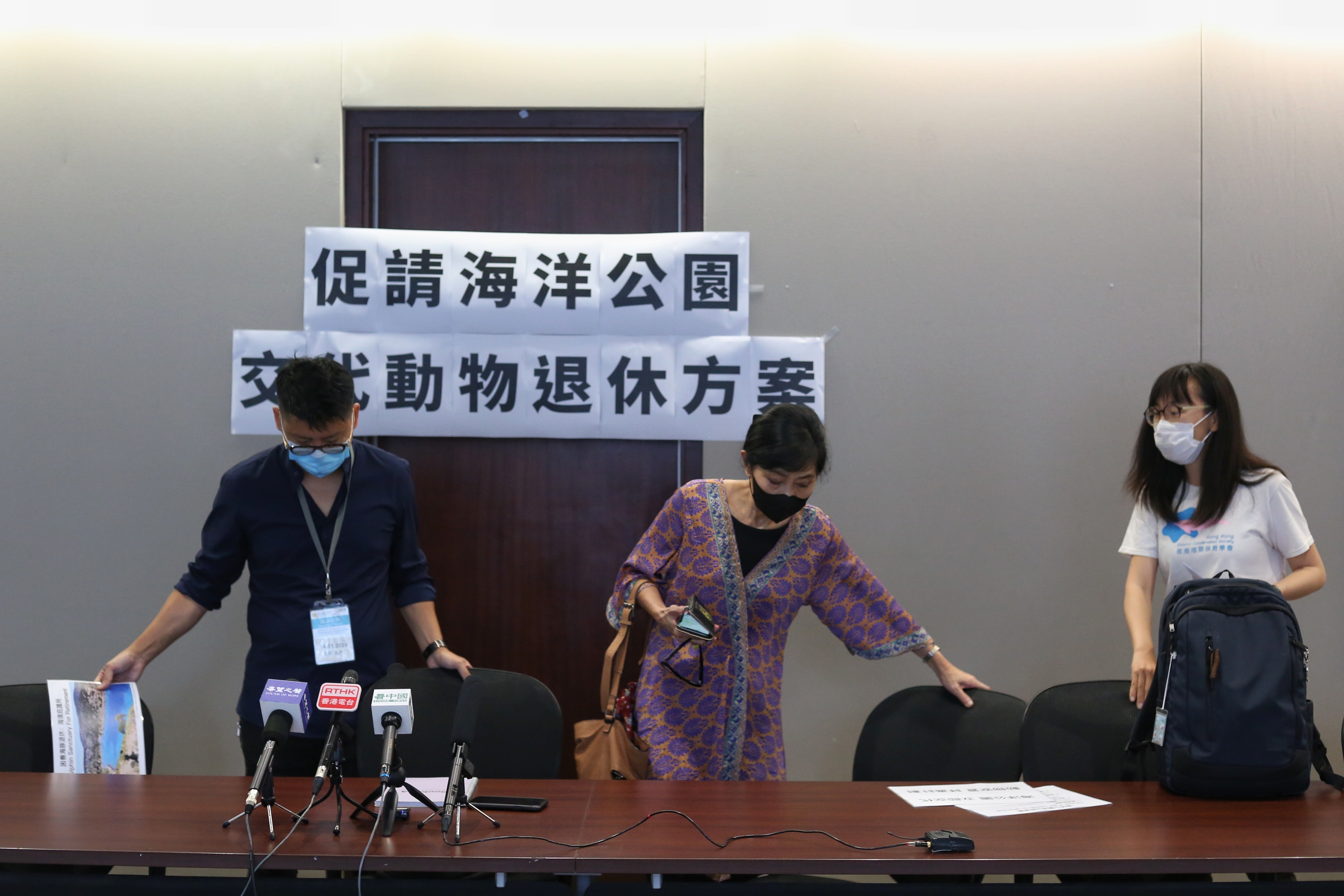 豚聚一家、非牟利獸醫服務協會、香港海豚保育學會及立法會議員毛孟靜議員今(14日)舉行記招,促請海洋公園交代動物退休方案。(張浩維攝) 豚聚一家、非牟利獸醫服務協會、香港海豚保育學會及立法會議員毛孟靜議員今(14日)舉行記招,促請海洋公園交代動物退休方案。(張浩維攝)