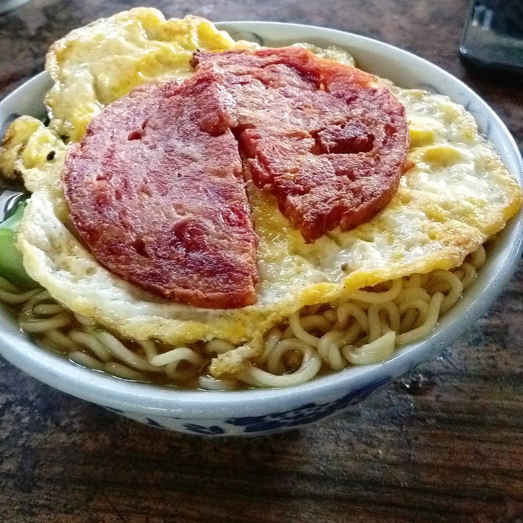 【2】餐蛋公仔麵
另一間較有名氣的士多，則是假日士多，有提供行山必吃的餐蛋麵。配料放得滿滿一碗，絕不馬虎。（instagram@belinda_sw）