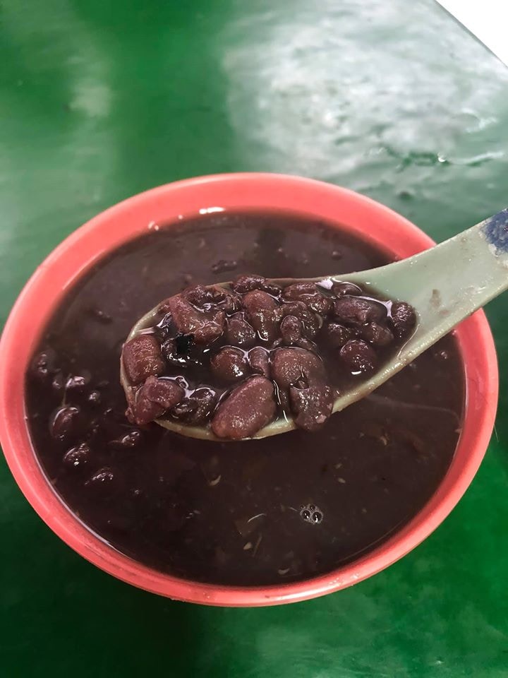 【1】柴炭紅豆沙
東龍島主要有兩間較有名氣的士多，合全士多就是其中之一。除了提供各式飲品，最特別就是柴炭紅豆沙，以柴火慢工出細貨，可不是一邊紅豆沙會有的風味。（Fb@食得精彩討論區）