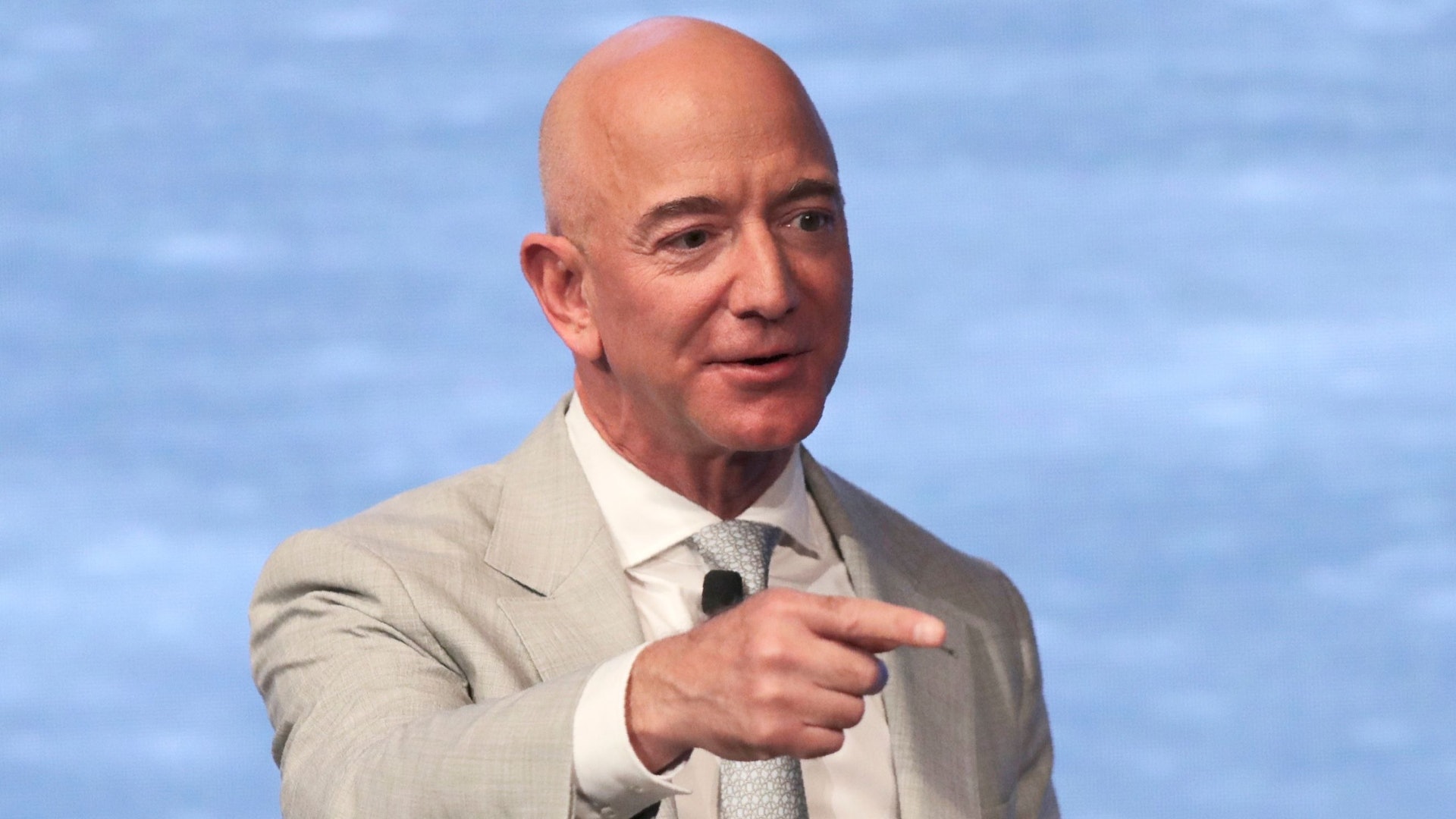 Amazon創辦人貝索斯料成首名萬億富豪富者愈富惹眾怒 Amazon創辦人貝索斯料成首名萬億富豪富者愈富惹眾怒