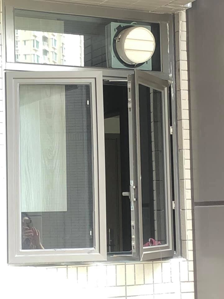 樓主指,養貓的鄰居將露台的門窗全開,加上沒有安裝窗網,令橘色貓咪輕易從窗戶爬到露台的扶手危坐。(fb群組「貓貓狗狗保護及領養區(香港)」圖片) 樓主指,養貓的鄰居將露台的門窗全開,加上沒有安裝窗網,令橘色貓咪輕易從窗戶爬到露台的扶手危坐。(fb群組「貓貓狗狗保護及領養區(香港)」圖片)