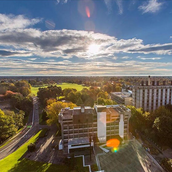 紐西蘭坎特伯雷大學（University of Canterbury）為首的國際天文學家團隊近日透過研究「微重力透鏡」事件的光線扭曲現象，新發現一顆大小、軌道都跟地球相似的罕見系外行星，距離我們約24,722光年，靠近銀河系中心恆星稠密地區。