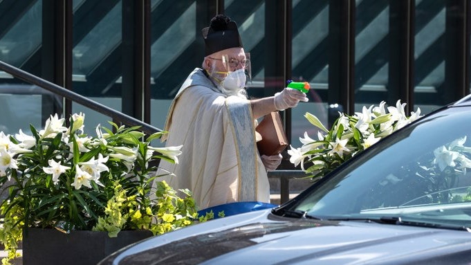 妙計保持社交距離下做彌撒 美國天主教神父拿水槍向信徒射聖水 妙計保持社交距離下做彌撒 美國天主教神父拿水槍向信徒射聖水
