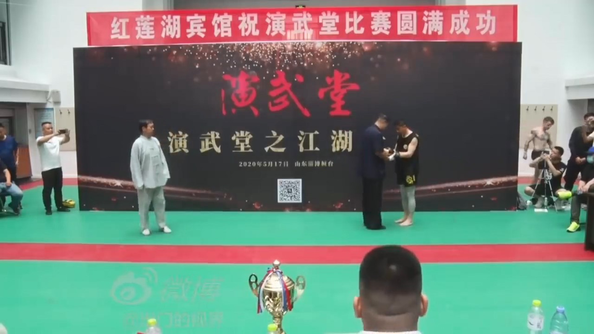 山東太極掌門人馬保國曾聲稱自己功夫高超,不過17日和業餘拳手王慶民對打,開場4秒就被打倒在地。(網上圖片) 山東太極掌門人馬保國曾聲稱自己功夫高超,不過17日和業餘拳手王慶民對打,開場4秒就被打倒在地。(網上圖片)