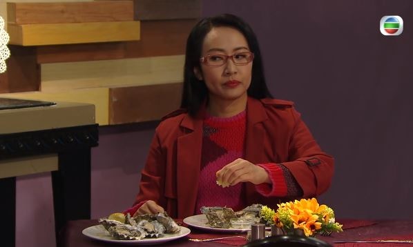 昨晚的劇情講到葉碧嘉（Rebecca）獨自食自助餐，更揚言要食10打生蠔！(《愛．回家之開心速遞》截圖)