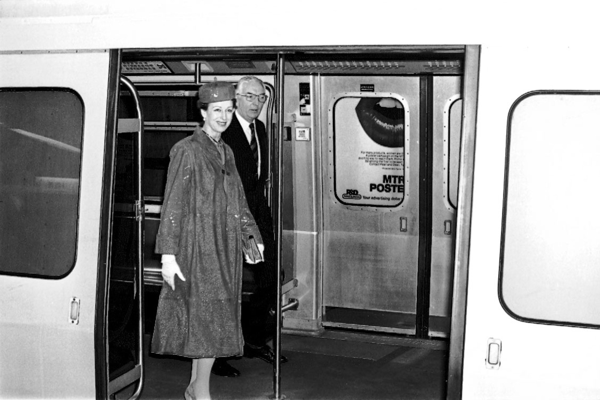 1980年2月11日，雅麗珊郡主在尖沙咀站登上一列地鐵列車，並按下啟動掣，將列車駛到中環。旁為地鐵公司主席唐信（Norman Thompson）。（Getty Images）