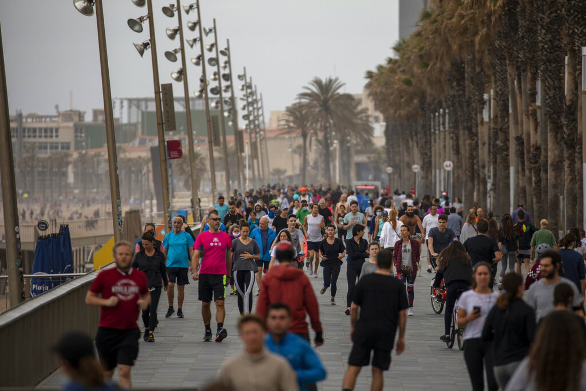 西ççå·´å¡éç´æµ·ææ»¿æ¯éæ°è¢«å®¹è¨±åºééåç人群ãï¼ç¾è¯ç¤¾ï¼