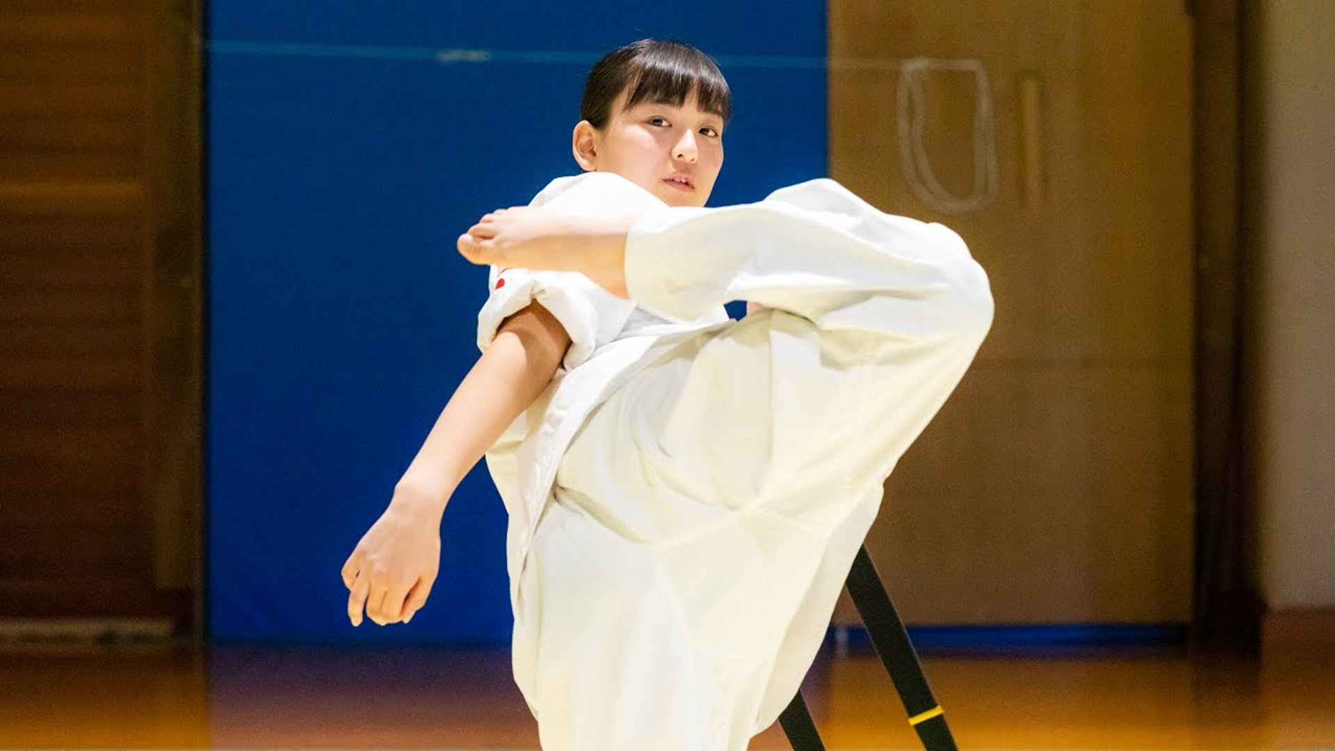 極真空手道 最強美少女高中生實力非凡重現劃出問號的巴西踢 極真空手道 最強美少女高中生實力非凡重現劃出問號的巴西踢