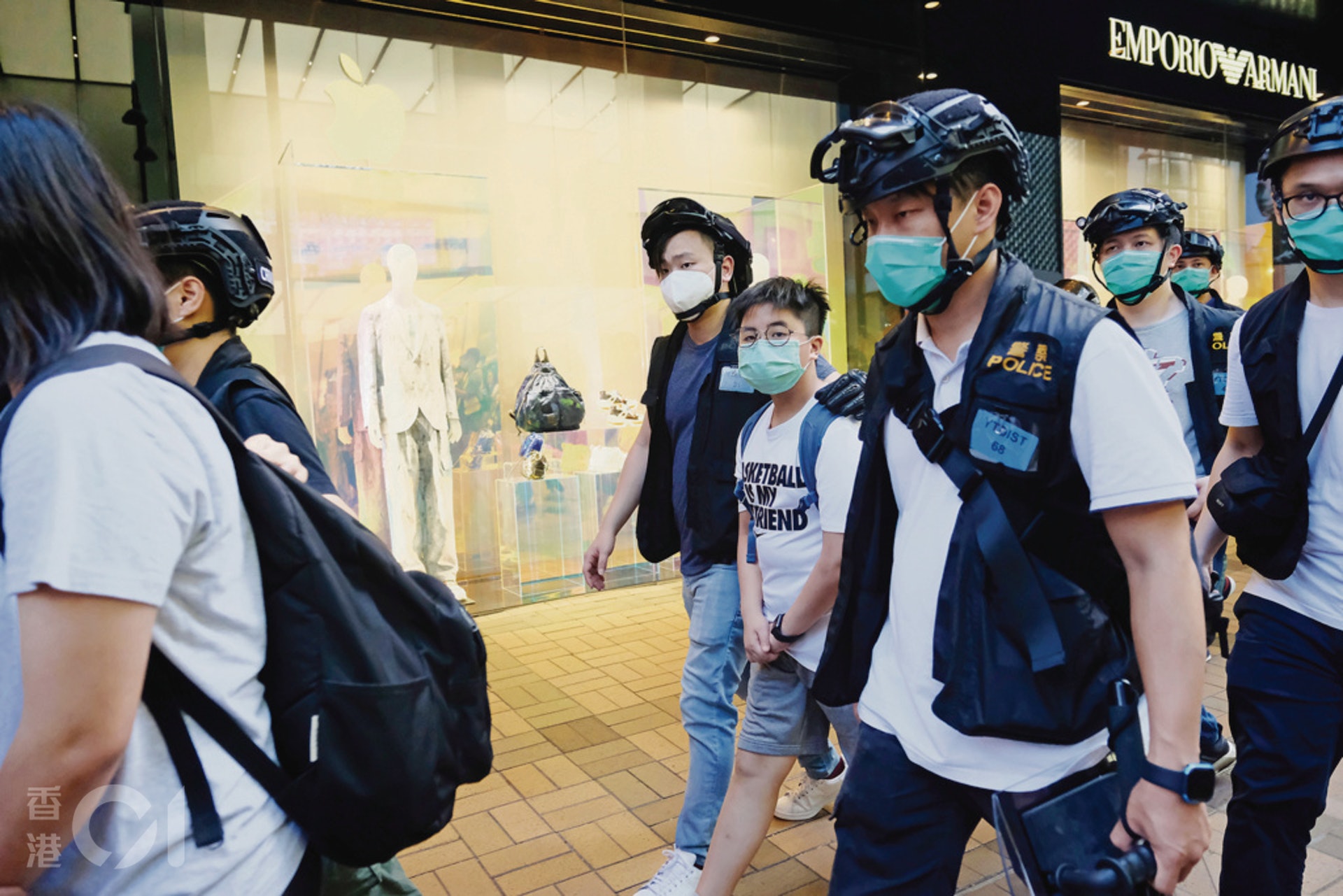 5月10日,「深學媒體」一名13歲和一名16歲的「記者」受警察截查,被質疑為「非法童工」並帶回警署後獲釋放。(資料圖片/歐嘉樂攝) 5月10日,「深學媒體」一名13歲和一名16歲的「記者」受警察截查,被質疑為「非法童工」並帶回警署後獲釋放。(資料圖片/歐嘉樂攝)