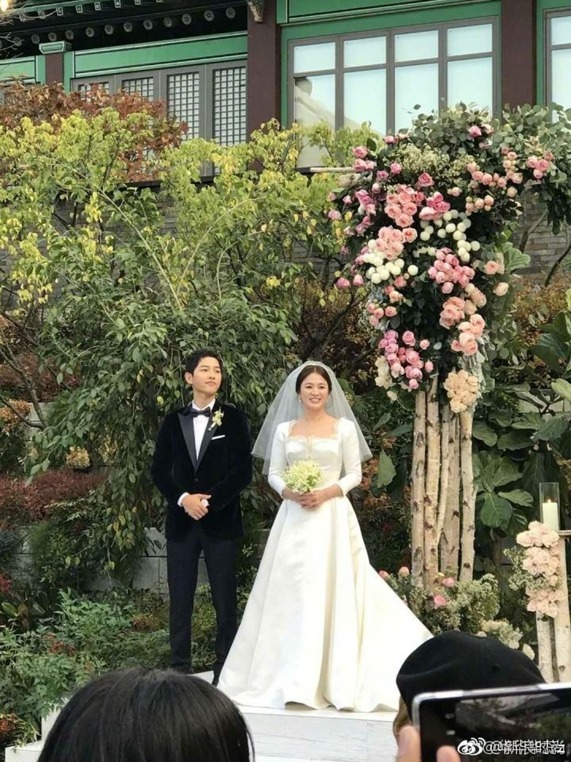 宋慧喬著上緞面長袖婚紗配以中短款式頭紗,高貴優雅。(資料圖片) 宋慧喬著上緞面長袖婚紗配以中短款式頭紗,高貴優雅。(資料圖片)