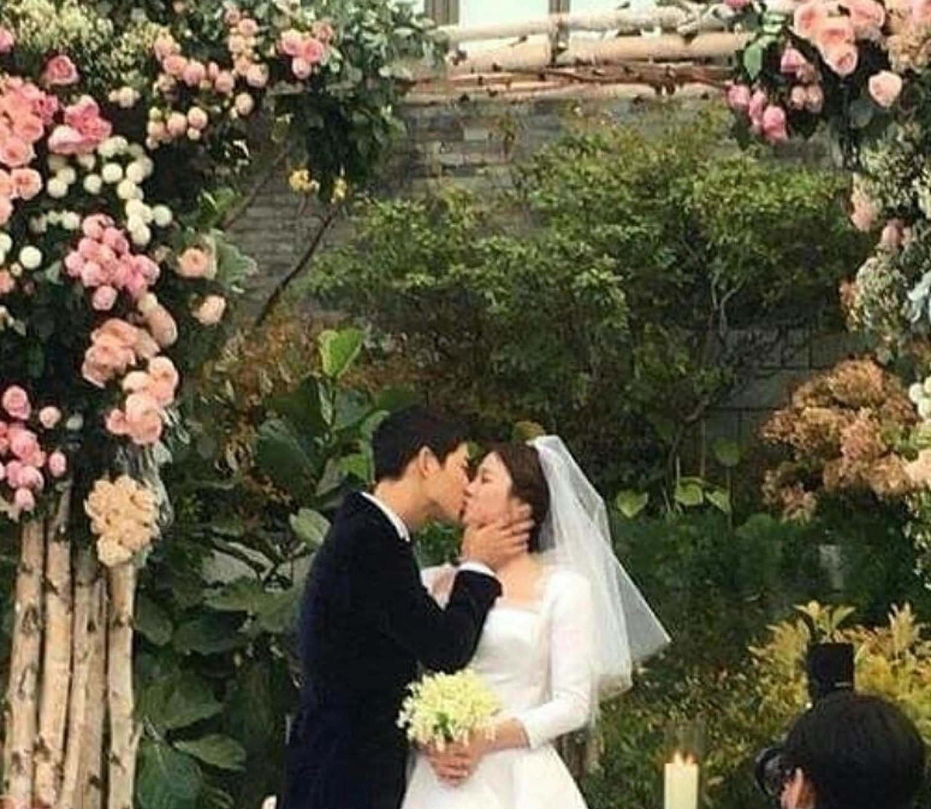 宋慧喬著上緞面長袖婚紗配以中短款式頭紗,高貴優雅。(資料圖片) 宋慧喬著上緞面長袖婚紗配以中短款式頭紗,高貴優雅。(資料圖片)