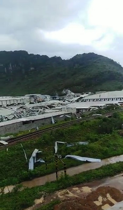 在暴風雨吹襲下，廠房突然倒塌。（影片截圖）