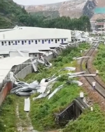 在暴風雨吹襲下，廠房突然倒塌。（影片截圖）
