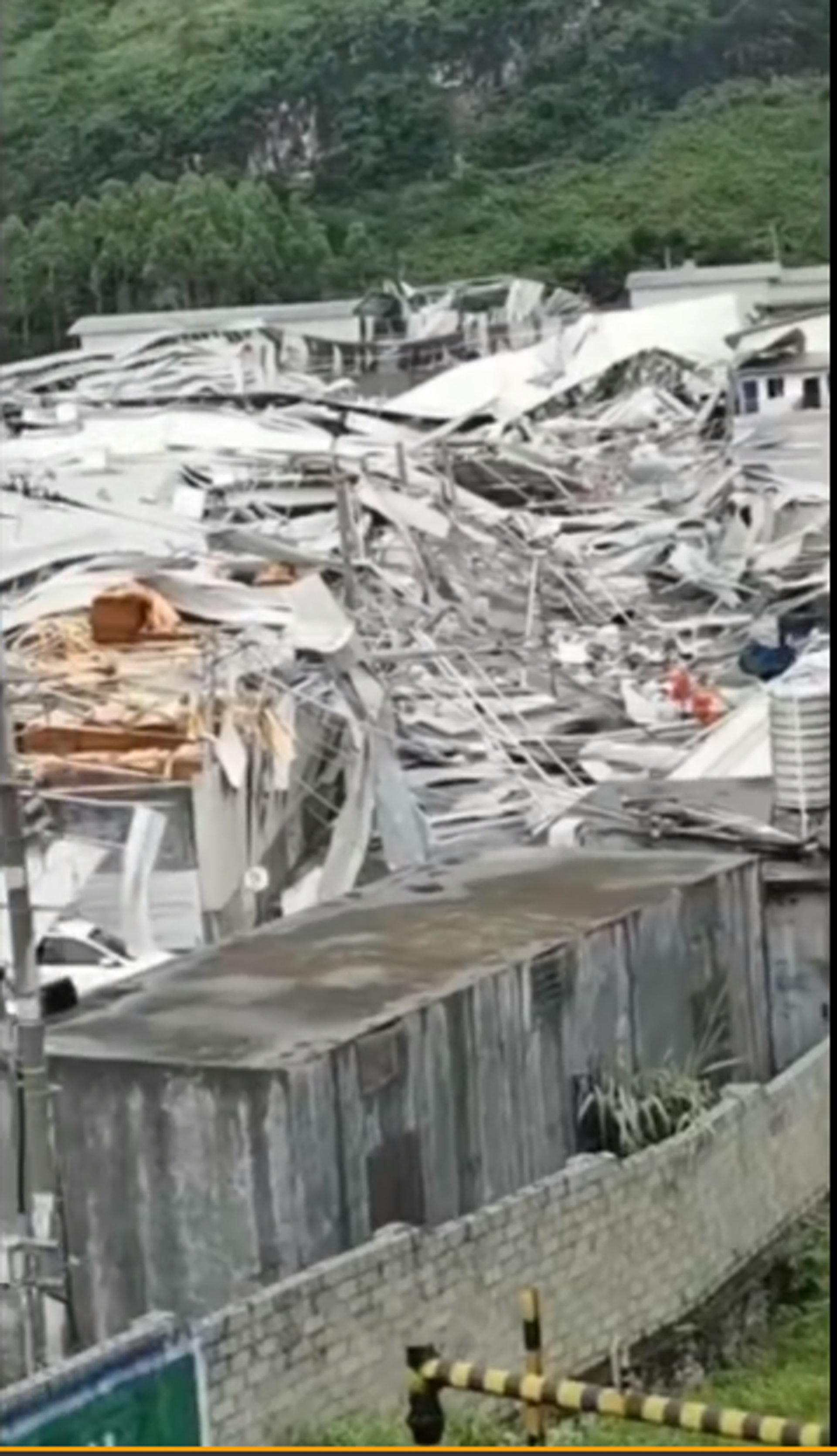 在暴風雨吹襲下,廠房突然倒塌。(影片截圖) 在暴風雨吹襲下,廠房突然倒塌。(影片截圖)