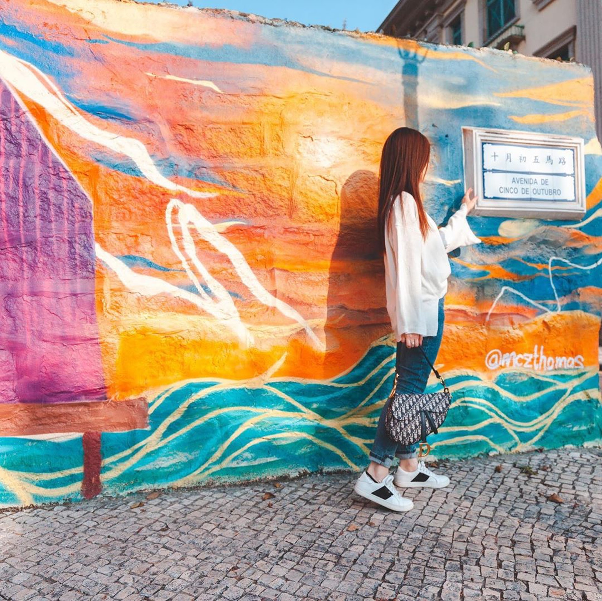 【3.1】十月初五馬路
於十月初五馬路附近遊走，會看到由多位本地及外地藝術家為風災過後美化而設計的塗鴉壁畫，色彩繽紛的外牆非常適合打卡。（Instagram@chesterrrrr）