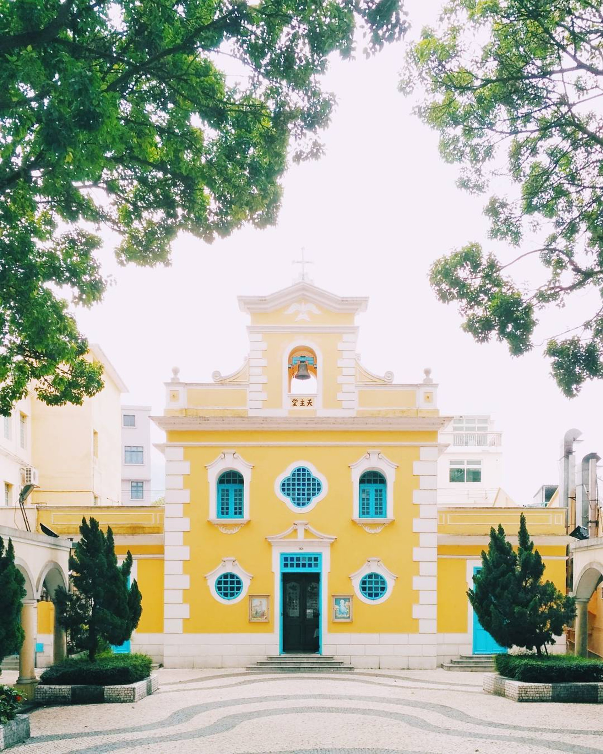【1】聖方濟各聖堂
聖方濟各聖堂位於路環的核心位置,亦是標誌性景點之一。聖堂建於1928年,採用與澳門一般教堂類似的巴洛式建築。鵝黃色外牆配以白色和藍色的窗花,充滿歐陸小鎮氣息。這裏更曾是韓劇《宮》和電影《游龍戲鳳》的拍攝場地。(instagram@tobinglanata) 【1】聖方濟各聖堂
聖方濟各聖堂位於路環的核心位置,亦是標誌性景點之一。聖堂建於1928年,採用與澳門一般教堂類似的巴洛式建築。鵝黃色外牆配以白色和藍色的窗花,充滿歐陸小鎮氣息。這裏更曾是韓劇《宮》和電影《游龍戲鳳》的拍攝場地。(instagram@tobinglanata)
