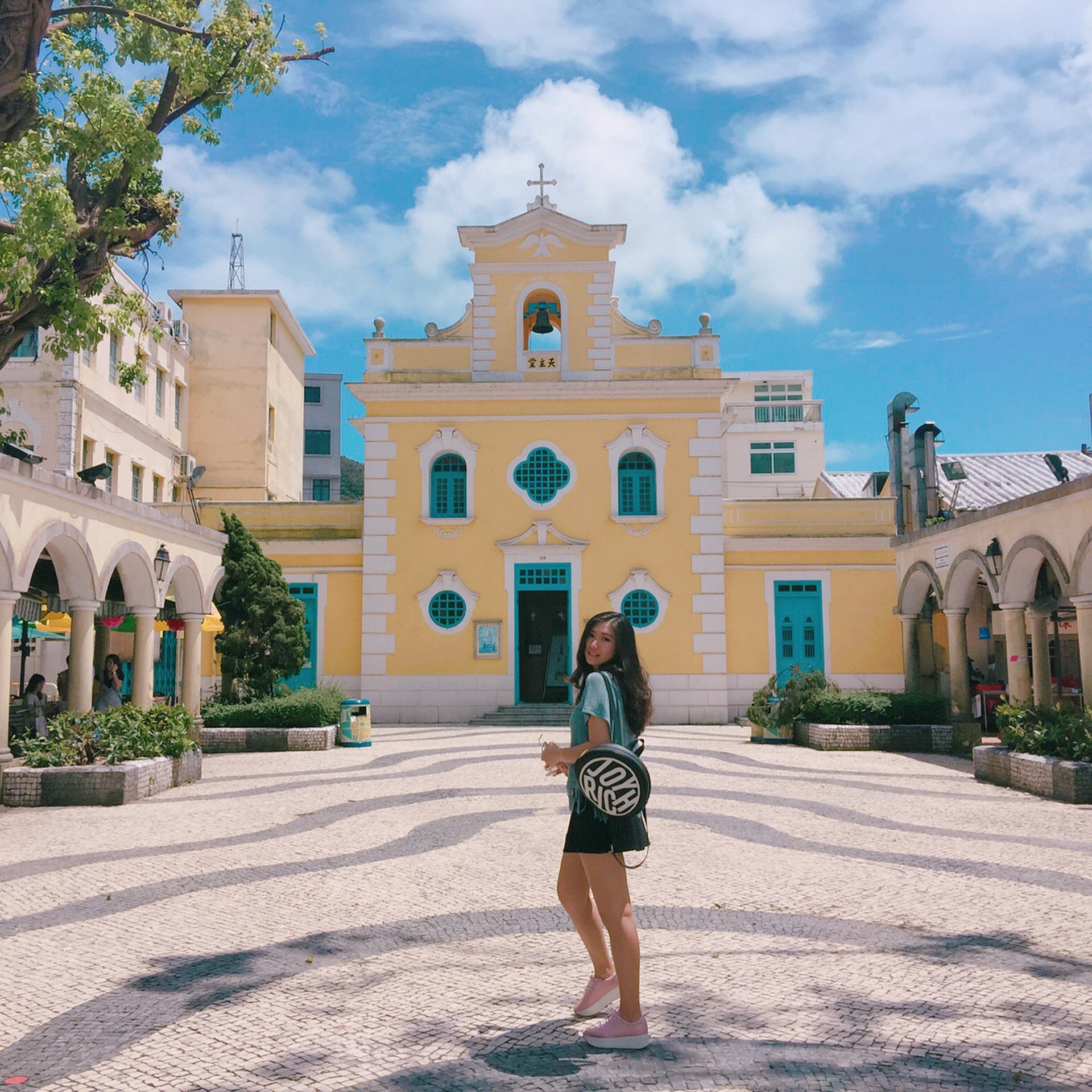 【1】聖方濟各聖堂
聖方濟各聖堂位於路環的核心位置,亦是標誌性景點之一。聖堂建於1928年,採用與澳門一般教堂類似的巴洛式建築。鵝黃色外牆配以白色和藍色的窗花,充滿歐陸小鎮氣息。這裏更曾是韓劇《宮》和電影《游龍戲鳳》的拍攝場地。(instagram@duck000306) 【1】聖方濟各聖堂
聖方濟各聖堂位於路環的核心位置,亦是標誌性景點之一。聖堂建於1928年,採用與澳門一般教堂類似的巴洛式建築。鵝黃色外牆配以白色和藍色的窗花,充滿歐陸小鎮氣息。這裏更曾是韓劇《宮》和電影《游龍戲鳳》的拍攝場地。(instagram@duck000306)