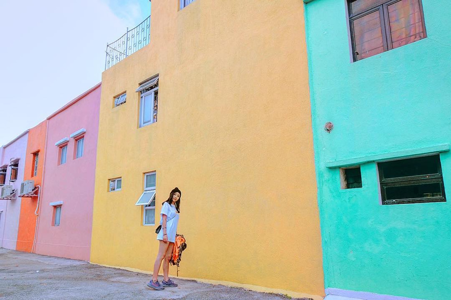 【2】彩虹屋
一列並排的屋子被刷上粉紅、橙、薄荷綠色，堪稱路環最紅打卡熱點的「彩虹屋」也是必去的。（Instagram@evachanyeewah）