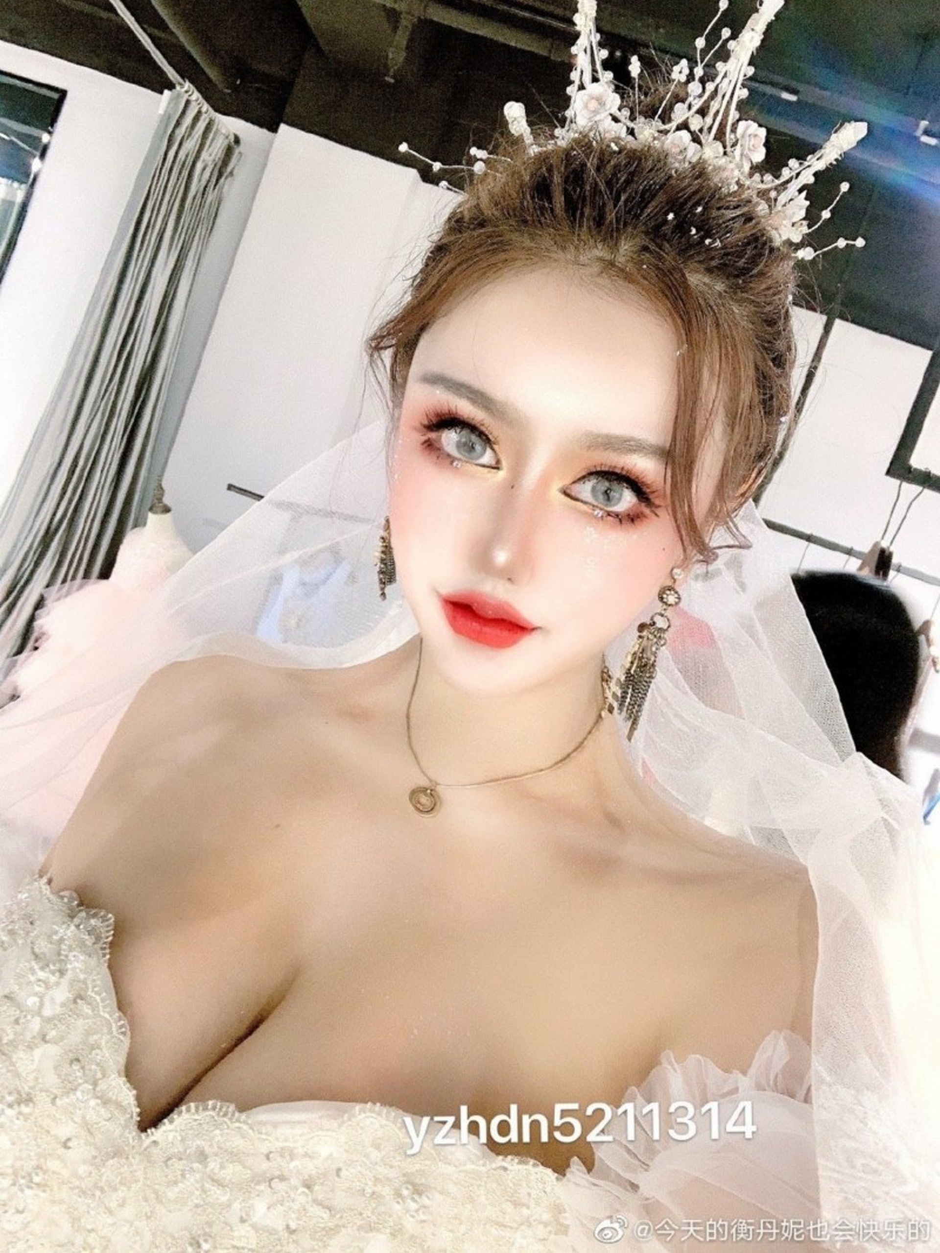 衡丹妮去年的婚紗美照,一樣被路人踢爆真身。(微博圖片) 衡丹妮去年的婚紗美照,一樣被路人踢爆真身。(微博圖片)