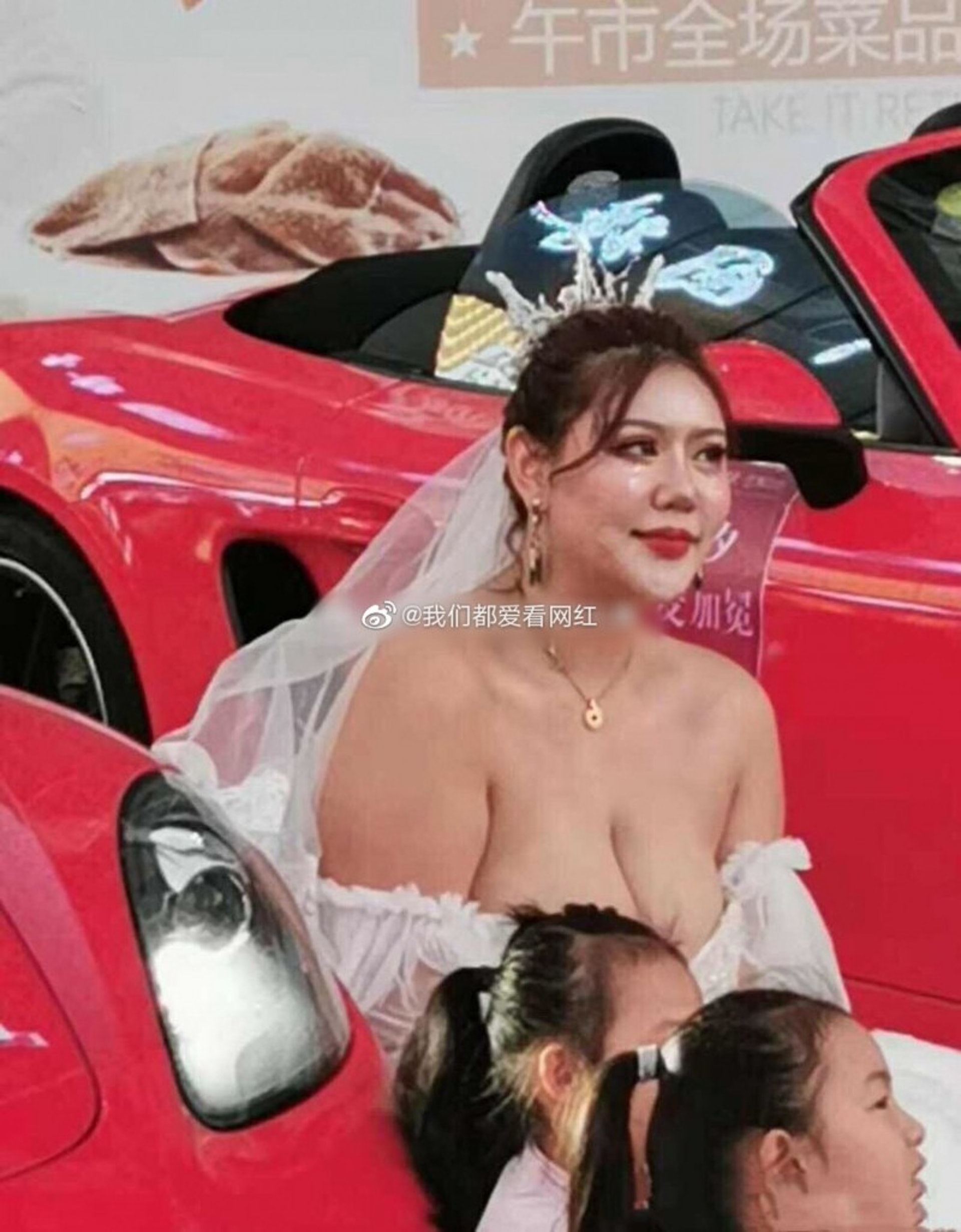 衡丹妮去年的婚紗美照,一樣被路人踢爆真身。(微博圖片) 衡丹妮去年的婚紗美照,一樣被路人踢爆真身。(微博圖片)