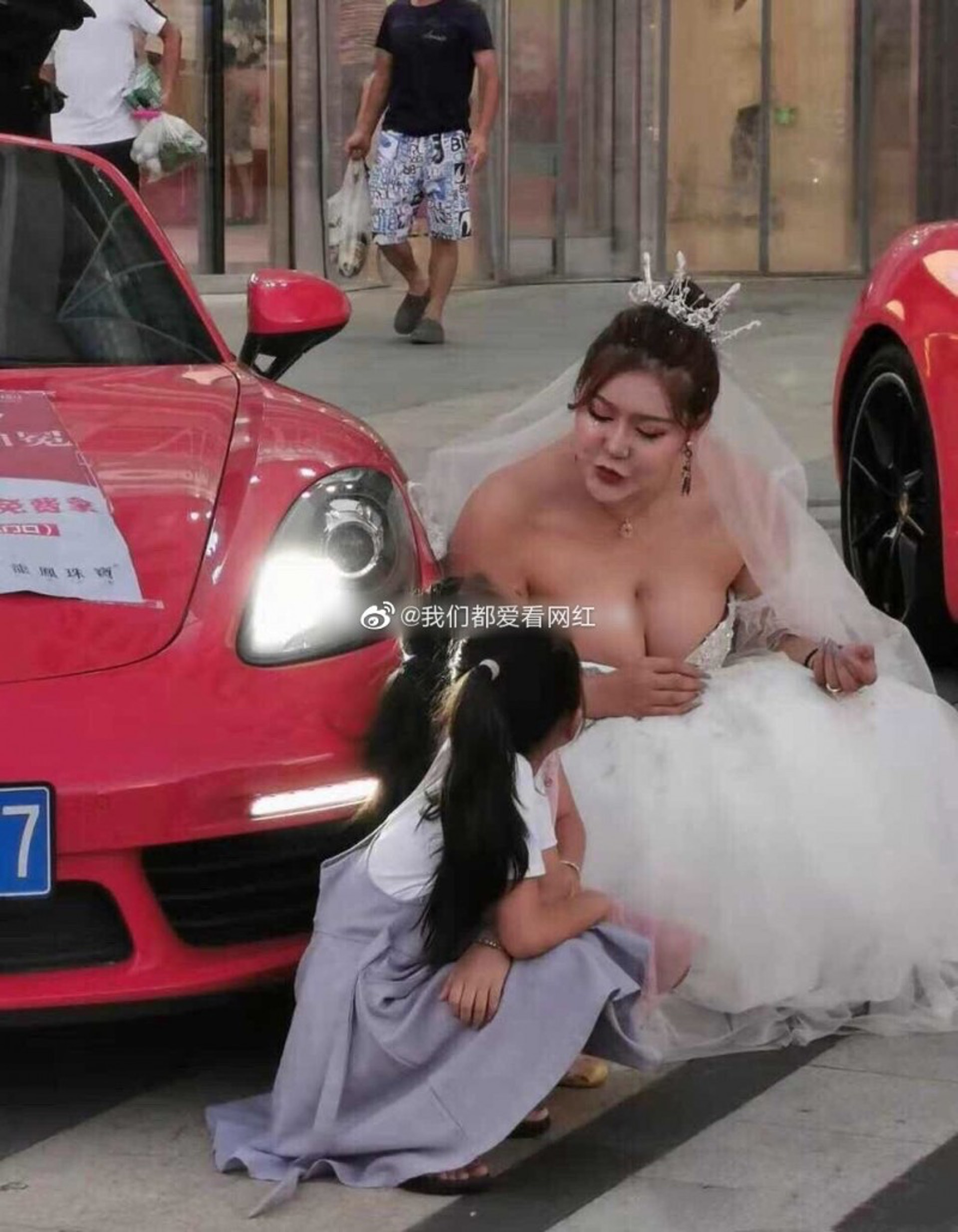 衡丹妮去年的婚紗美照,一樣被路人踢爆真身。(微博圖片) 衡丹妮去年的婚紗美照,一樣被路人踢爆真身。(微博圖片)