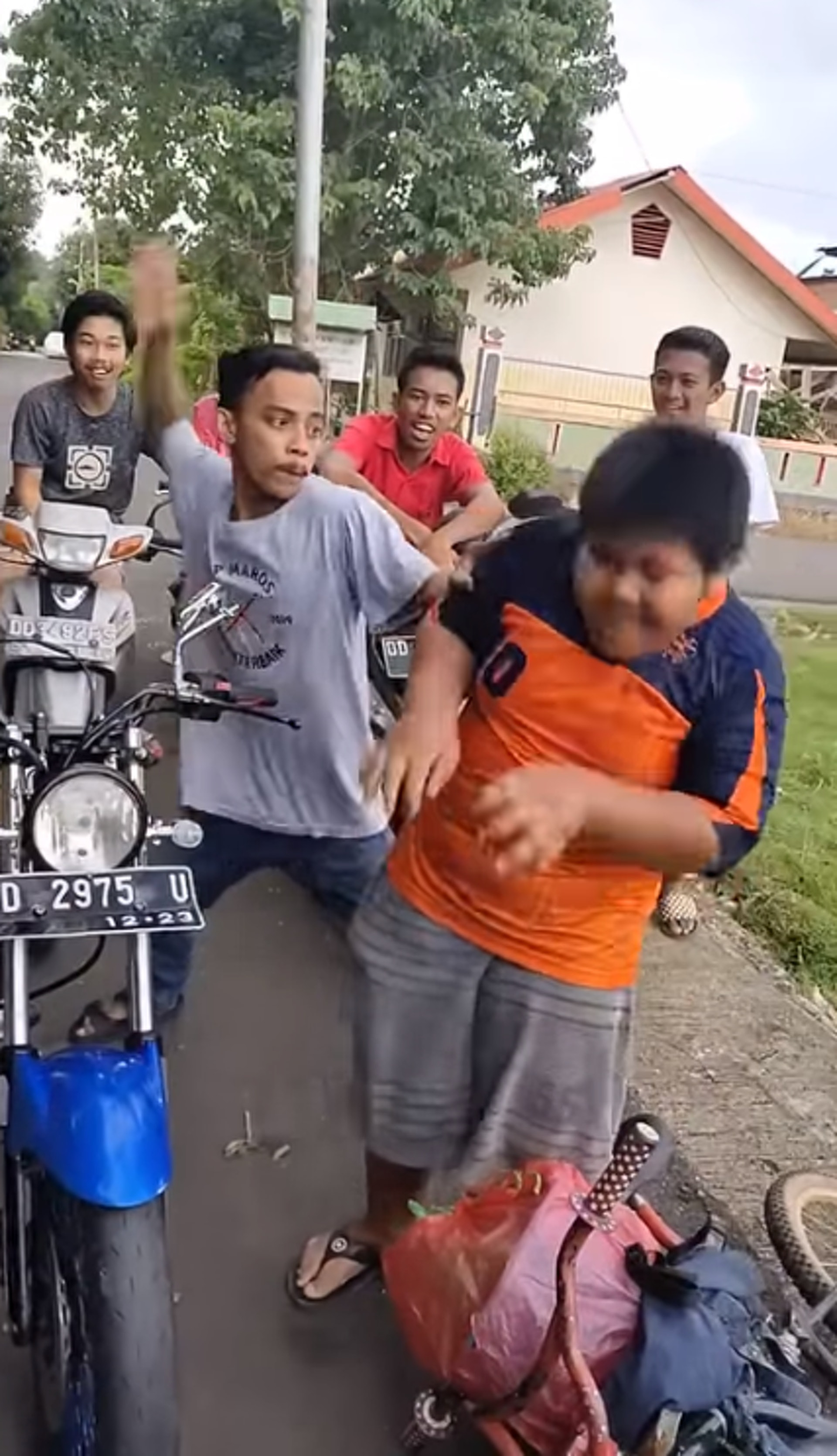 【印尼12歲男孩遭欺凌】12歲男孩踩單車賣點心幫補家計,卻被一班惡霸青年欺凌毆打。(Twitter影片截圖) 【印尼12歲男孩遭欺凌】12歲男孩踩單車賣點心幫補家計,卻被一班惡霸青年欺凌毆打。(Twitter影片截圖)
