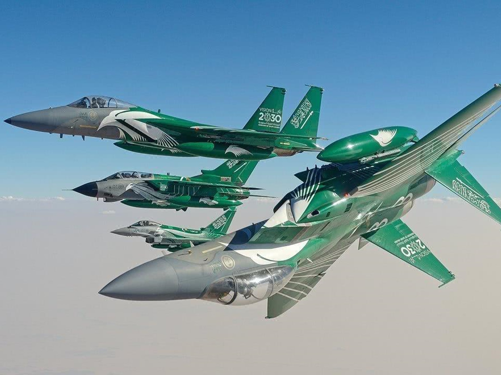 沙特阿拉伯是美國對外軍售的重要客戶，圖為2018年沙特空軍閲兵時表演的美製F-15戰鬥機與歐洲製狂風戰鬥機。（Minister of Defense of Saudi Arabia）