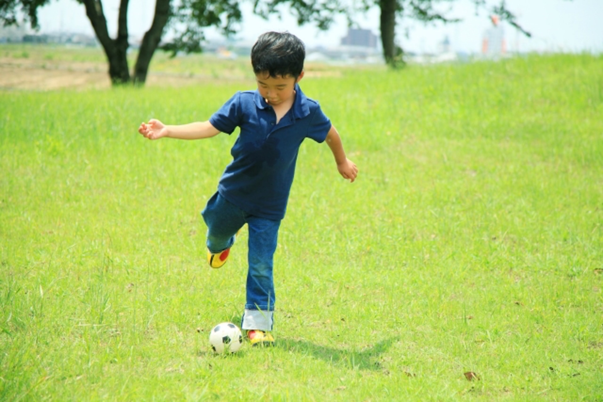 孩子於夏天進行戶外活動,不消一會便全身濕透。 孩子於夏天進行戶外活動,不消一會便全身濕透。