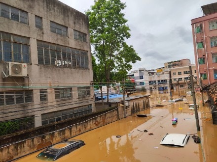 受暴雨影響，廣州全市多區水浸，有私家車被淹至車頂。（微博）