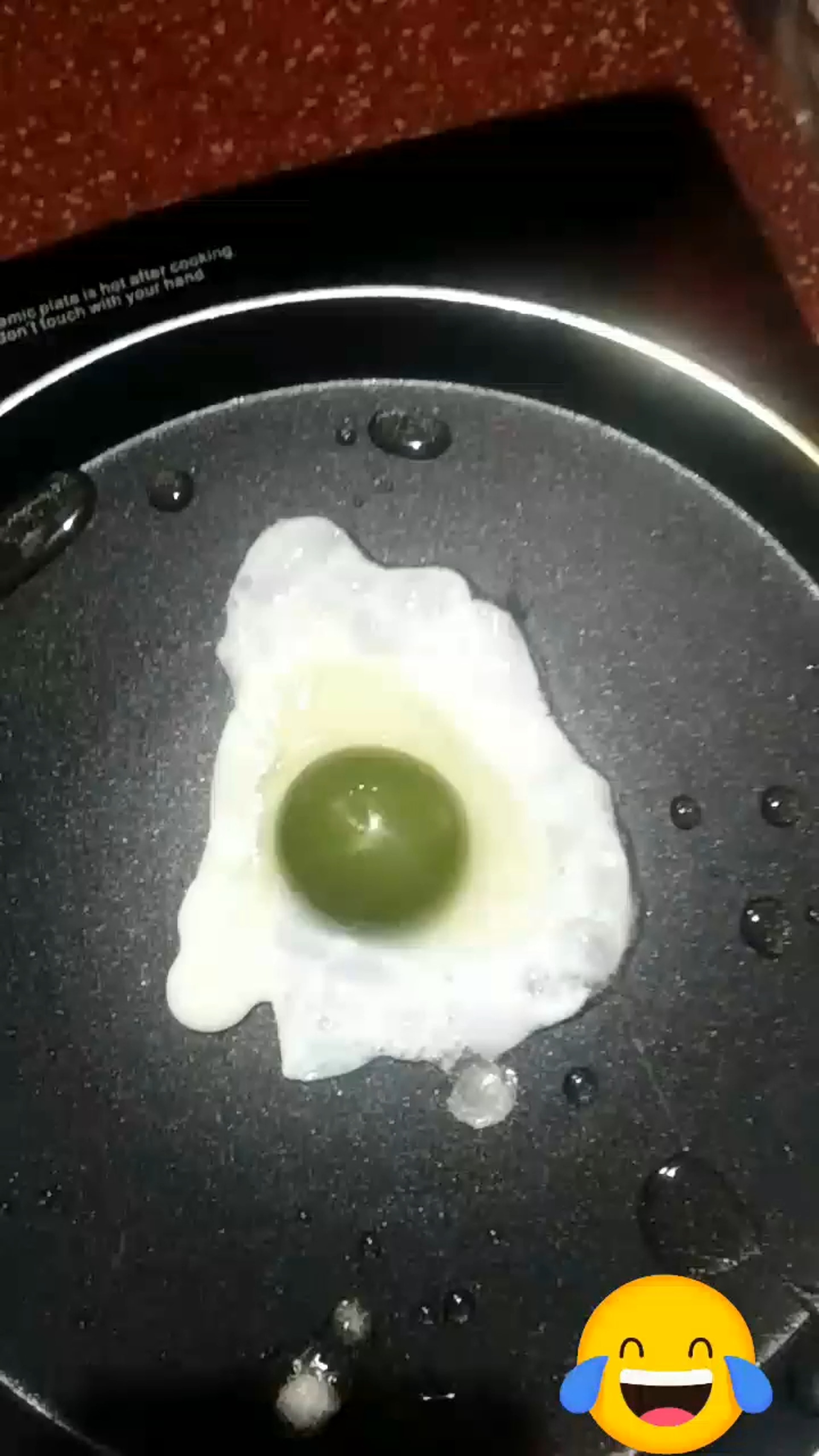 雞農煎綠黃蛋食用,發現和普遍雞無分別。(「Shihabudheen Ak」fb圖片) 雞農煎綠黃蛋食用,發現和普遍雞無分別。(「Shihabudheen Ak」fb圖片)