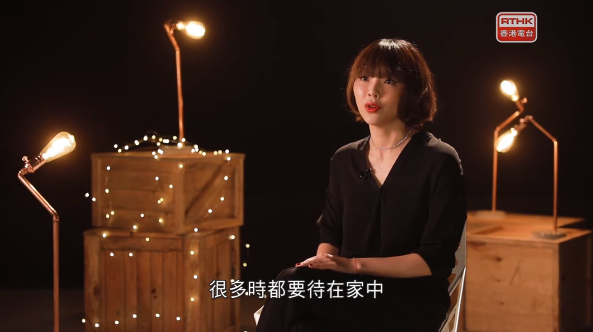方皓玟近日在《頭條新聞》獻唱《假使世界原來不像你預期。(影片擷圖) 方皓玟近日在《頭條新聞》獻唱《假使世界原來不像你預期。(影片擷圖)