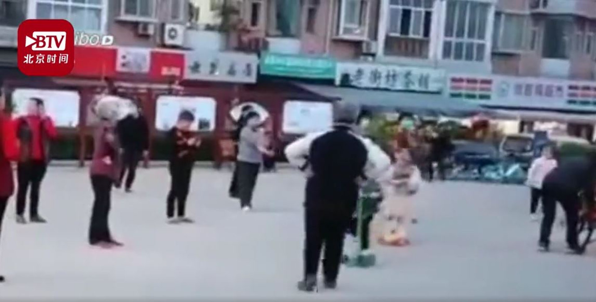 內地最近瘋傳一段廣場舞老人絆倒男童的影片,大批網民批評其行為「不要臉」不顧男童安危。(微博影片截圖) 內地最近瘋傳一段廣場舞老人絆倒男童的影片,大批網民批評其行為「不要臉」不顧男童安危。(微博影片截圖)