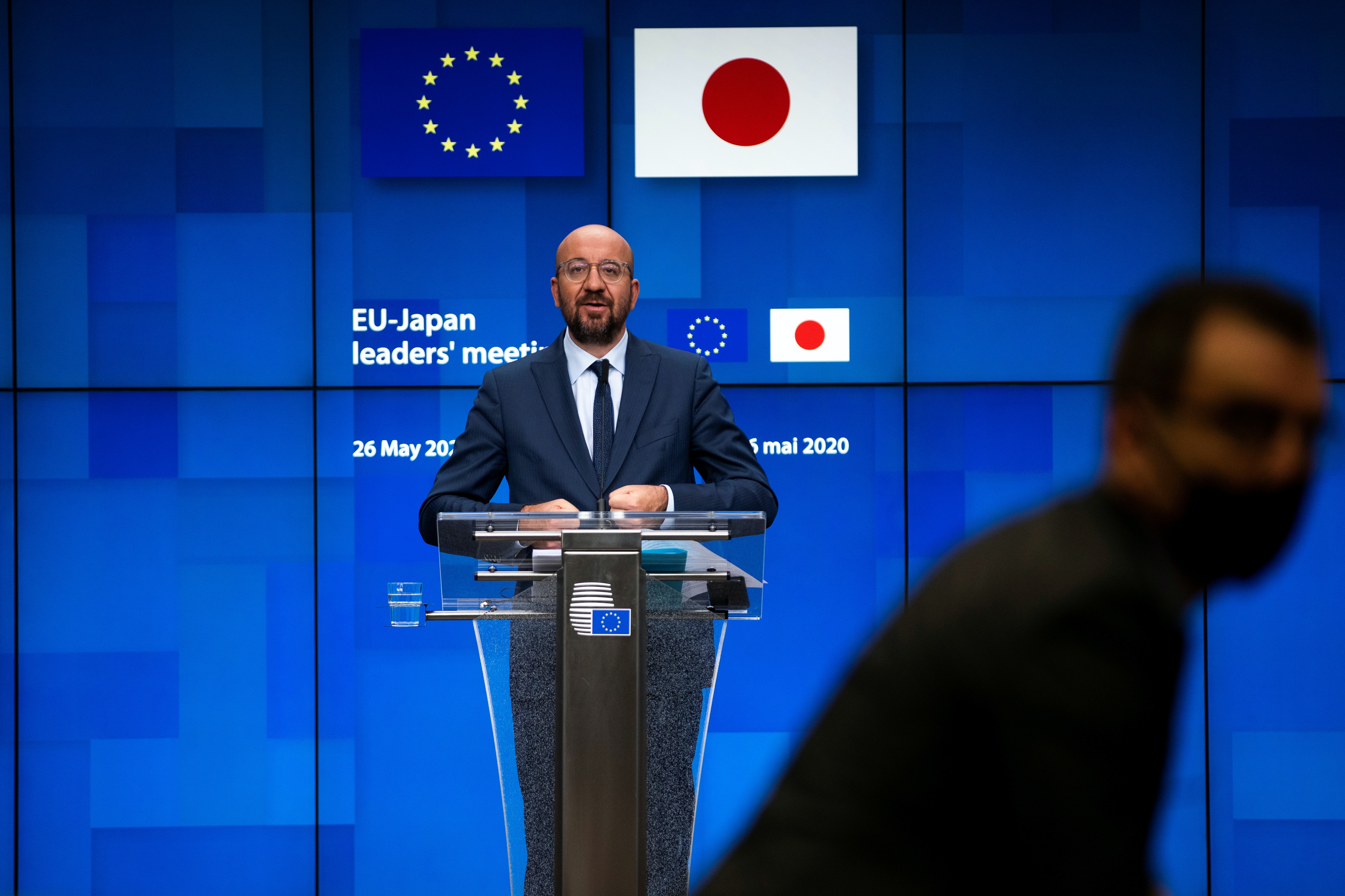 歐洲理事會主席米歇爾5月26日與日本首相安倍晉三舉行視像會議後見記者（路透社）