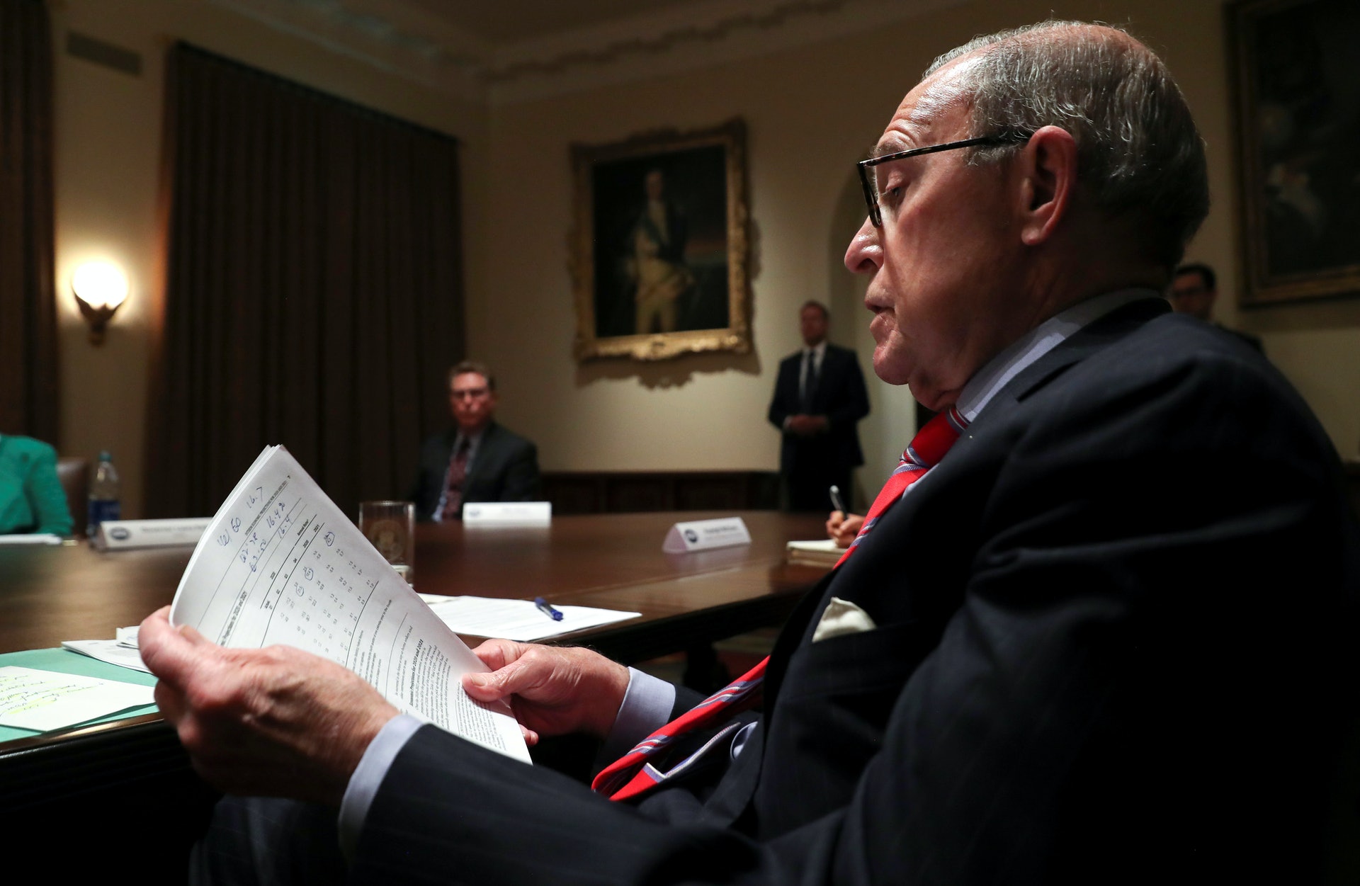 港版國安法:美國白宮經濟顧問庫德洛5月26日接受訪問時表示,中國北京推動「港版國安法」將鑄成大錯。圖為他5月20日在白宮開會。(Reuters) 港版國安法:美國白宮經濟顧問庫德洛5月26日接受訪問時表示,中國北京推動「港版國安法」將鑄成大錯。圖為他5月20日在白宮開會。(Reuters)