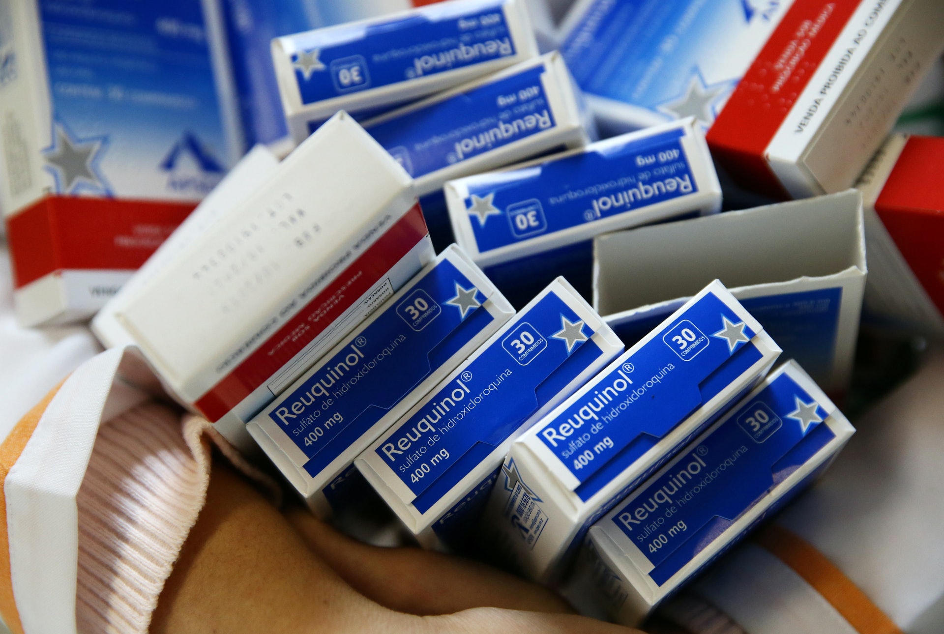 新型冠狀病毒肺炎:圖為5月26日巴西阿雷格里港一間醫療中心多盒的羥氯喹。巴西亦是其中一個推薦使用羥氯喹的國家。(Reuters) 新型冠狀病毒肺炎:圖為5月26日巴西阿雷格里港一間醫療中心多盒的羥氯喹。巴西亦是其中一個推薦使用羥氯喹的國家。(Reuters)