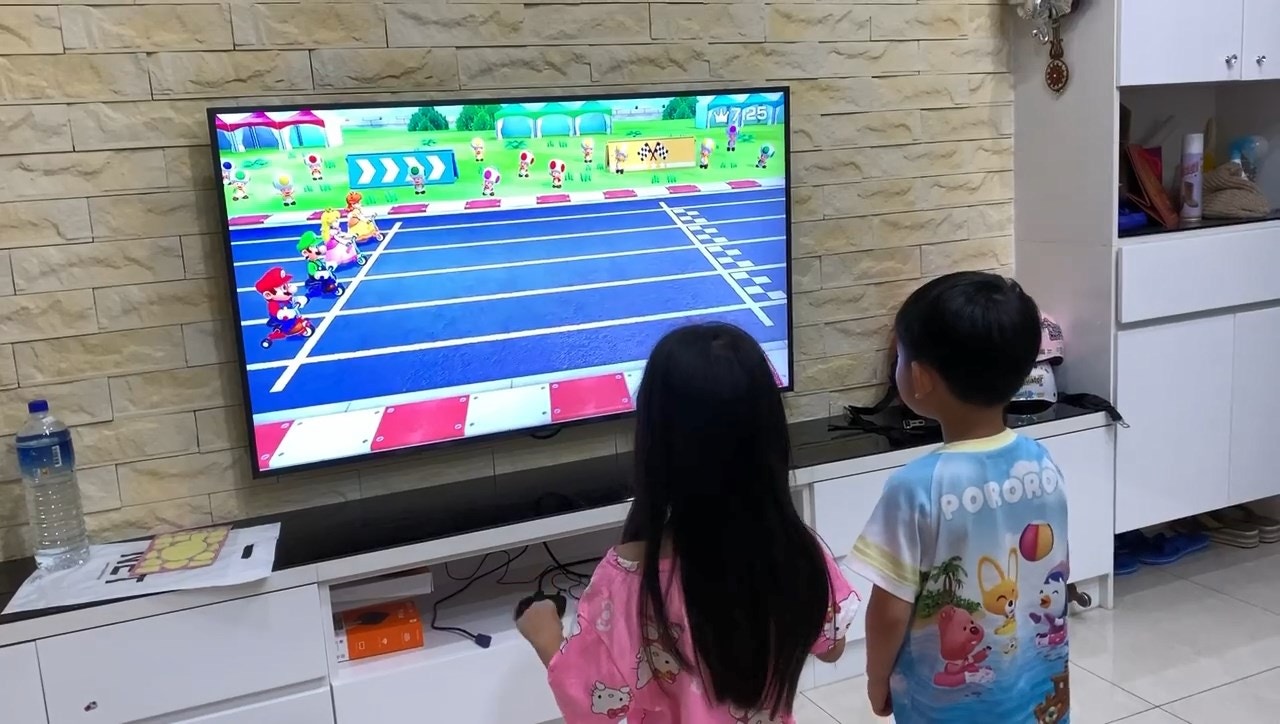 台爸分享如何在沒有Switch的情況下讓子女都可以「玩」Switch遊戲，真相是螢幕中的只是YouTube短片。（facebook「爆笑公社」短片截圖）