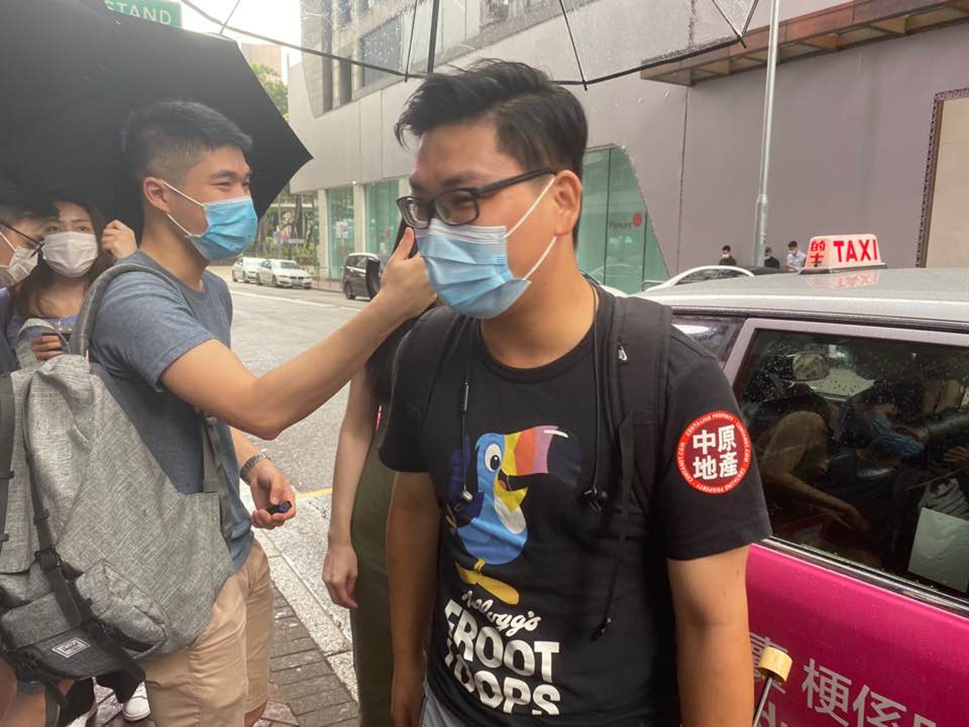 買家沈先生稱,買樓自住要視乎緣份,與樓價升跌無關係。(黃皓琳攝)