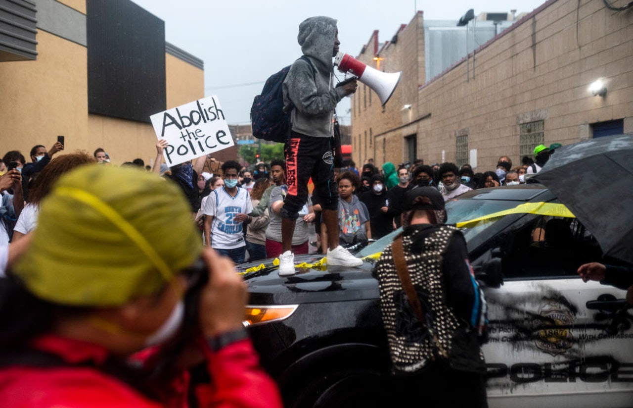 示威者上街遊行表示不滿警員殺死黑人George Floyd。(Getty Images) 示威者上街遊行表示不滿警員殺死黑人George Floyd。(Getty Images)